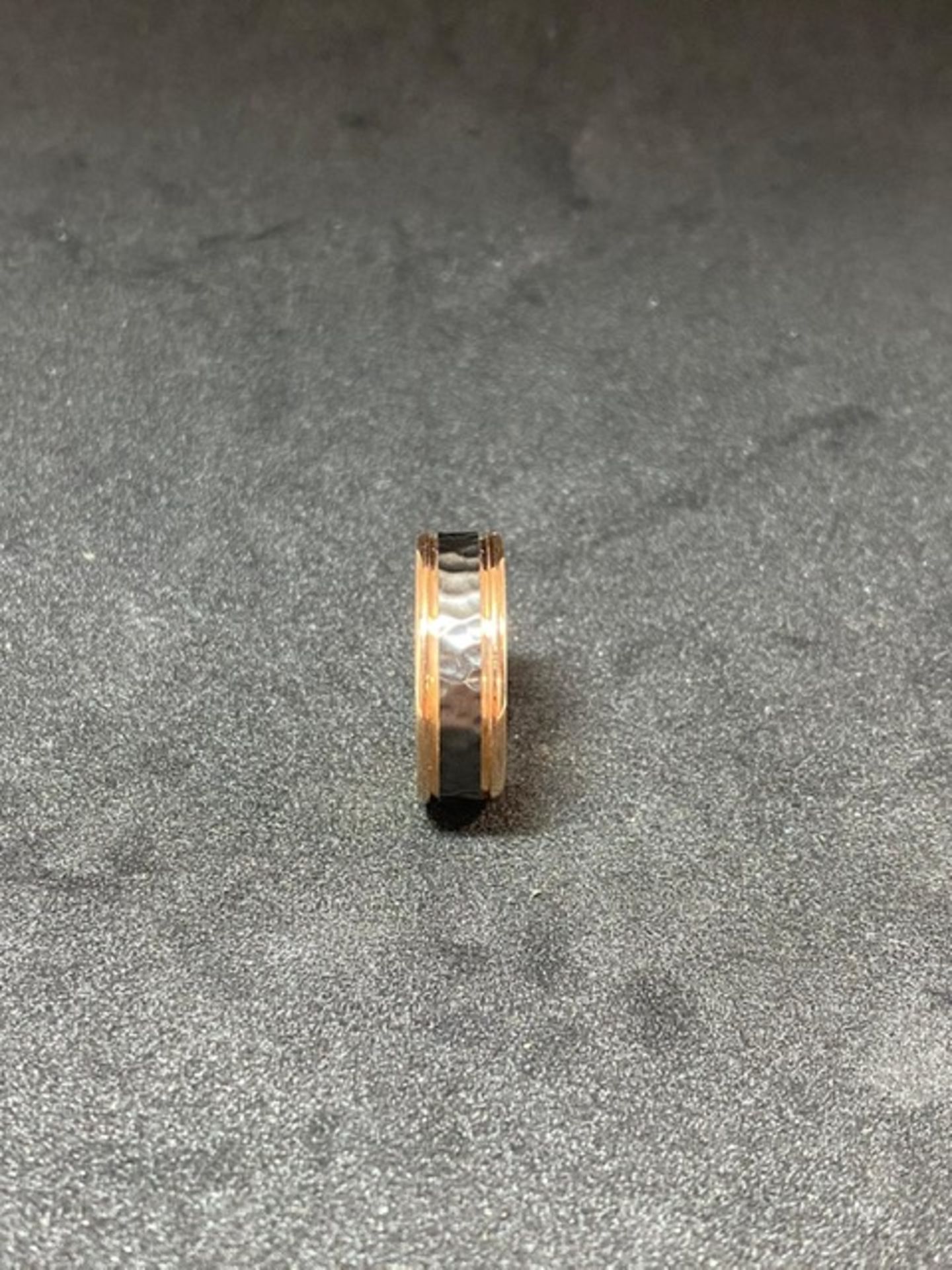 RRP £1100 18ct Rose Gold Gents Wedding Ring With Black Planished Finish Around The Centre ( - Image 2 of 3