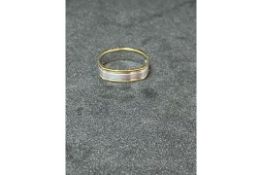 RRP £1050 18ct Yellow Gold And White Gold Gents Wedding Ring With White Gold Centre Matte Finished