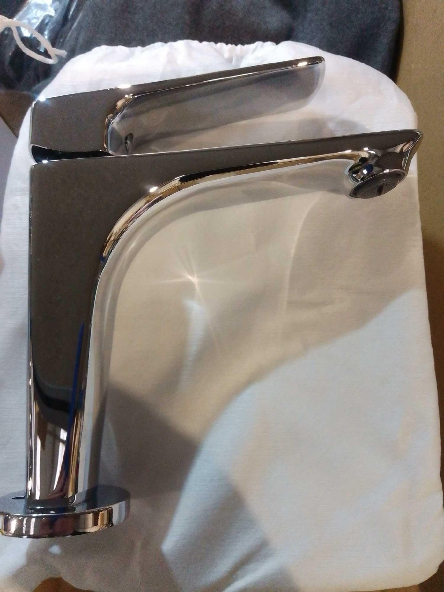 RRP £150 Boxed Brand New 1293593C Hot And Cold Chrome Finish Mixer Tap (Appraisals Available On