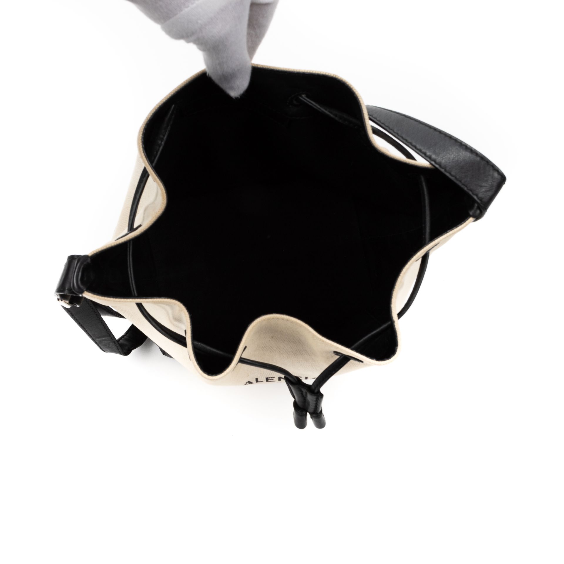 RRP £485 Balenciaga Bicolor Drawstring Bucket Shoulder In Ivory/Black AAR5411 (Bags Are Not On Site, - Image 5 of 6