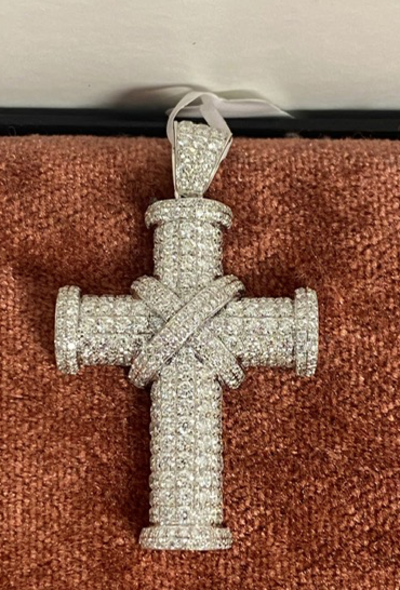 RRP £7000 Diamond Cross 3.46ct Diamonds. 8.96g of 18k White Gold. Size 43.5mm by 216.3mm (Appraisals - Image 2 of 2