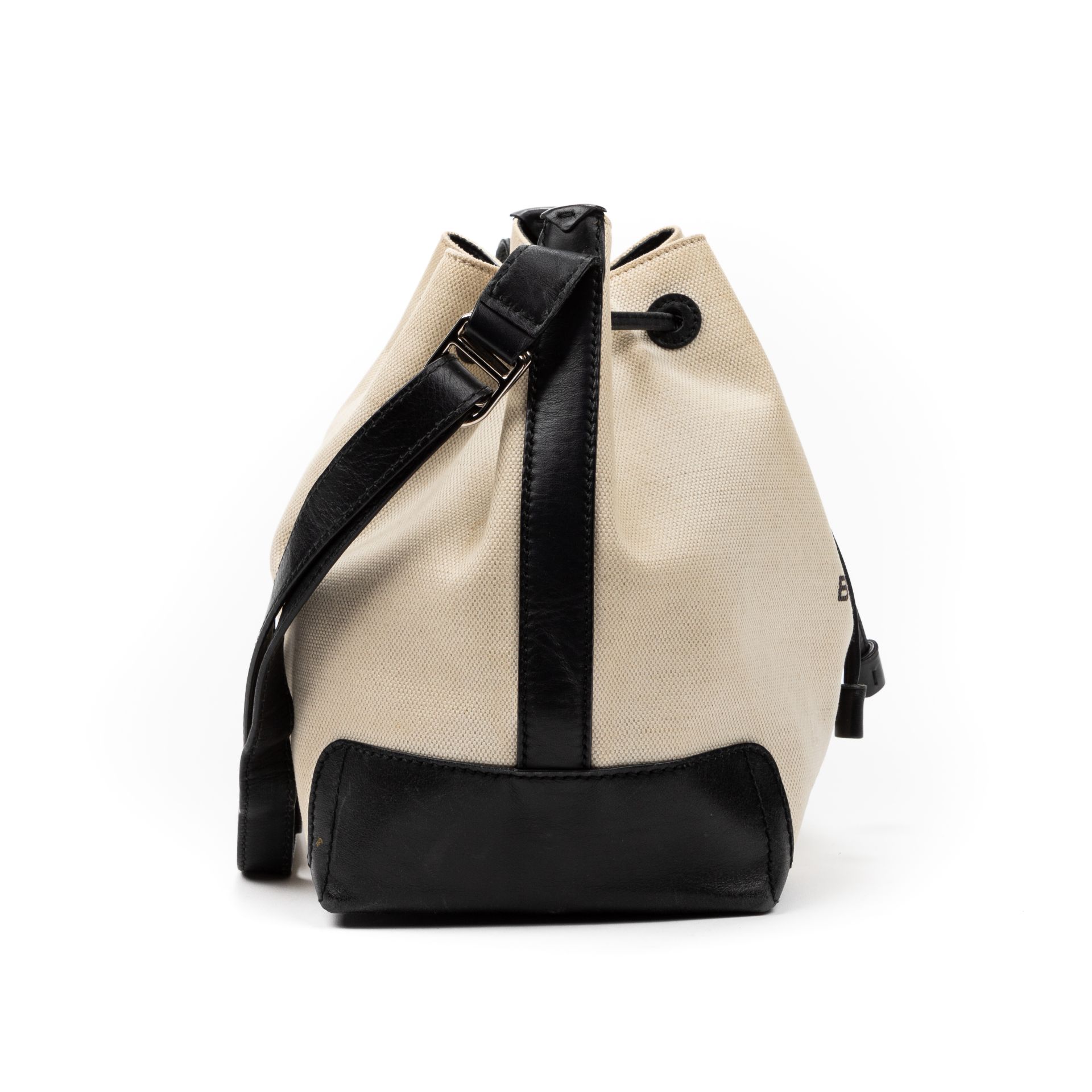 RRP £485 Balenciaga Bicolor Drawstring Bucket Shoulder In Ivory/Black AAR5411 (Bags Are Not On Site, - Image 3 of 6