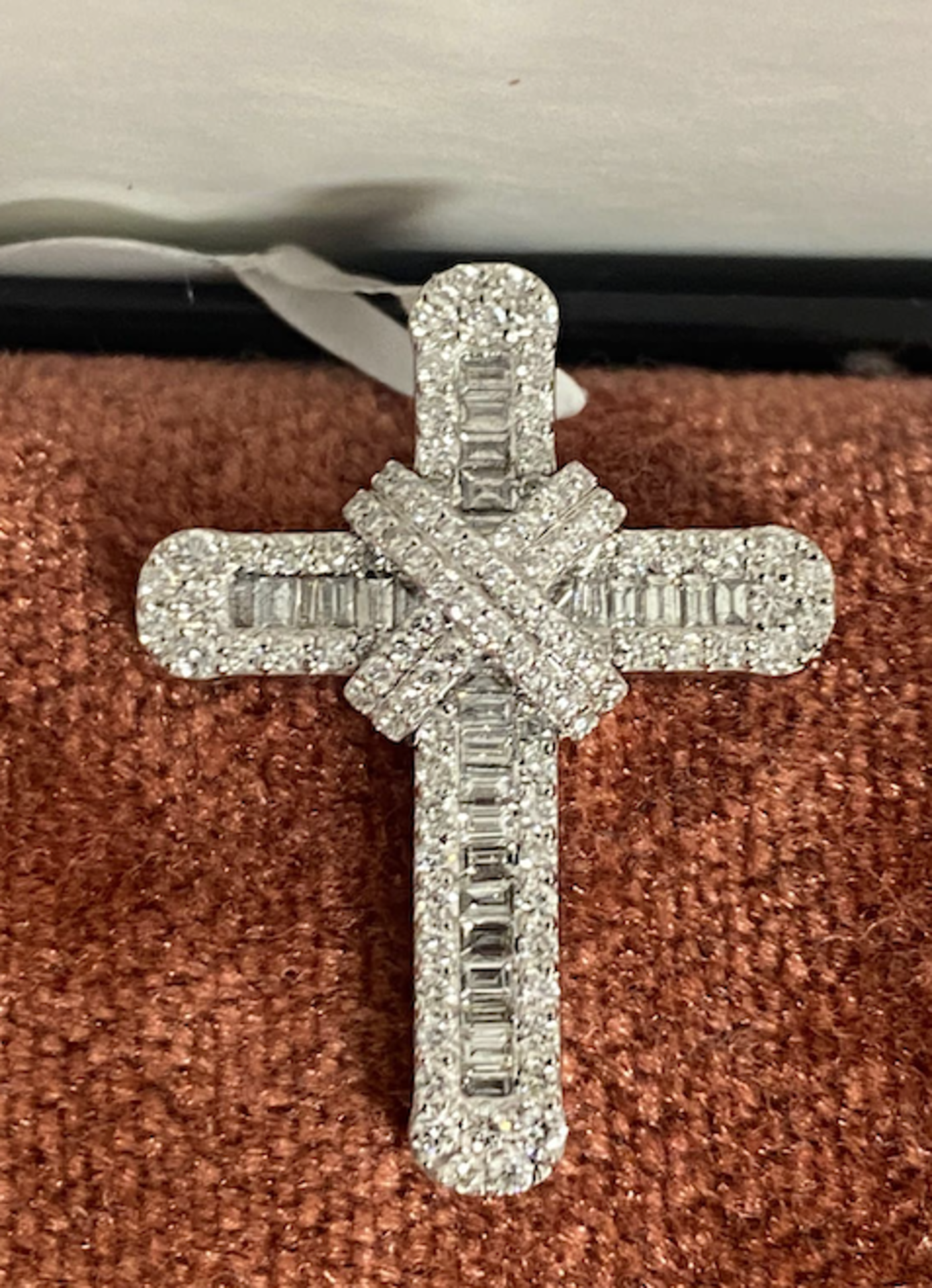 RRP £2000 Diamond Cross .78ct Diamonds. 3.85g of White Gold. Size 26mm by 20mm (Appraisals Available - Image 2 of 2