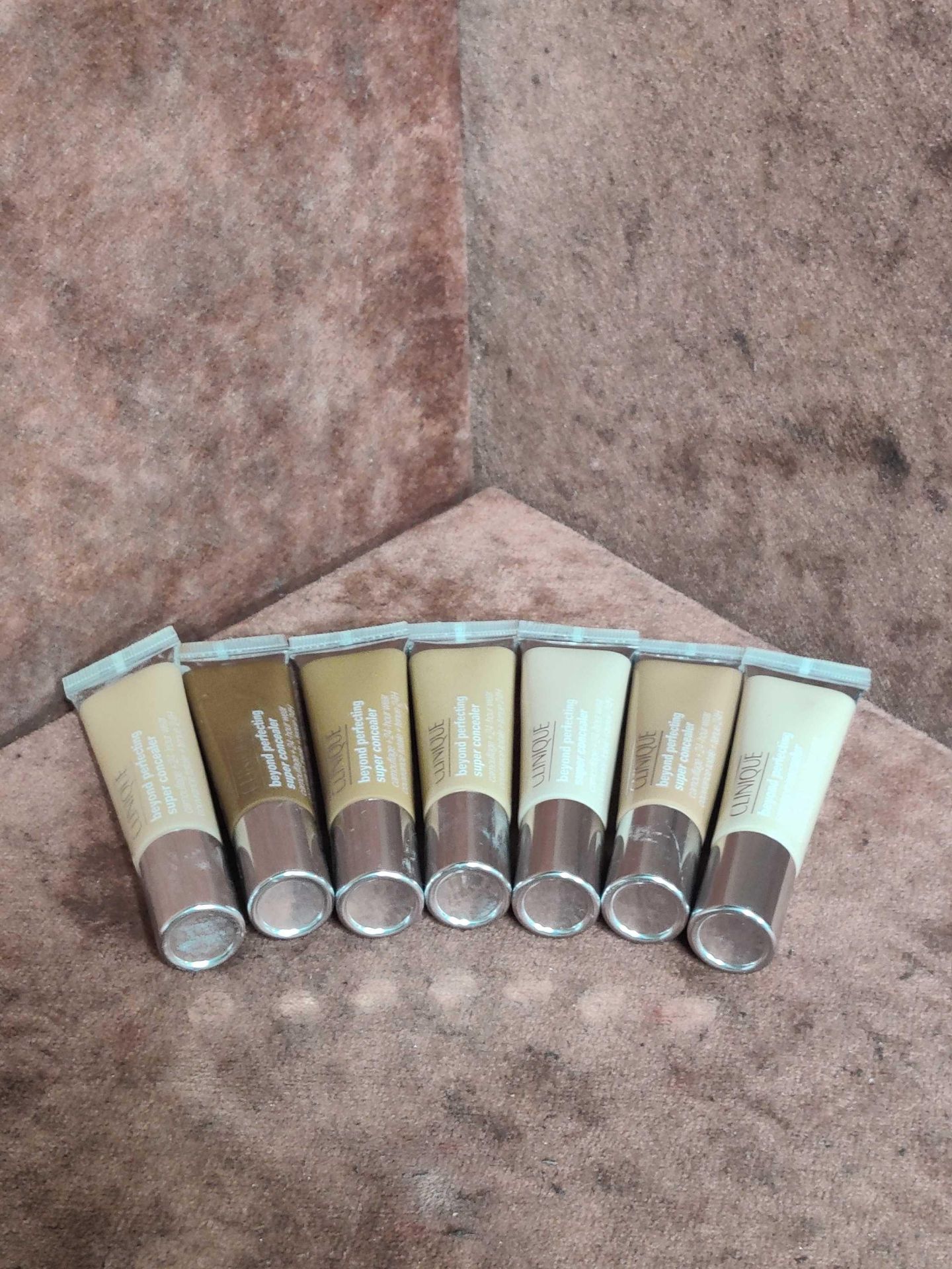 (Jb) RRP £140 Lot To Contain 7 Testers Of Clinique Beyond Perfecting Super Concealers All Ex-Display