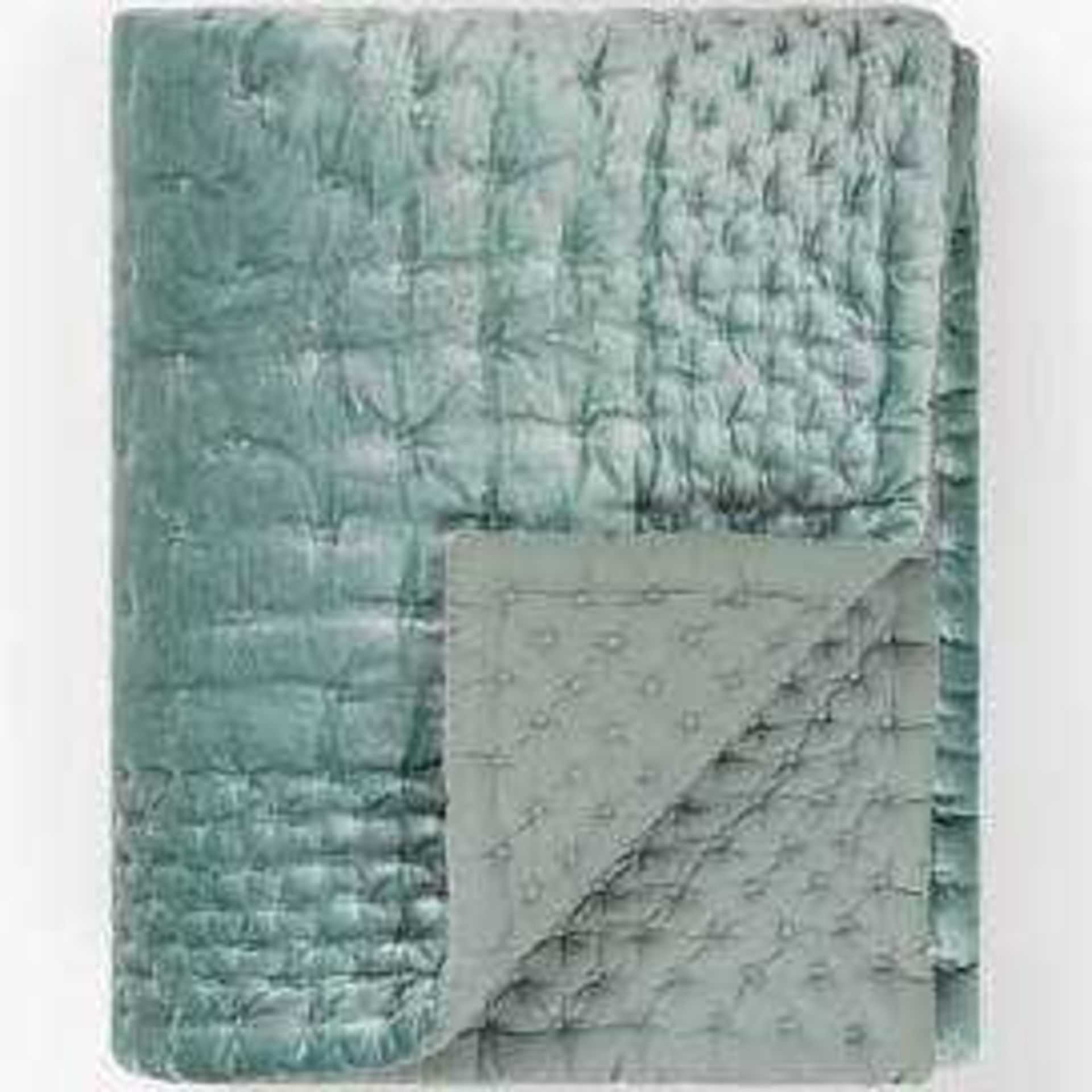 RRP £120 Lot To Contain 2 Assorted Items To Include A Quilted Mattress Protector And A Large Teal