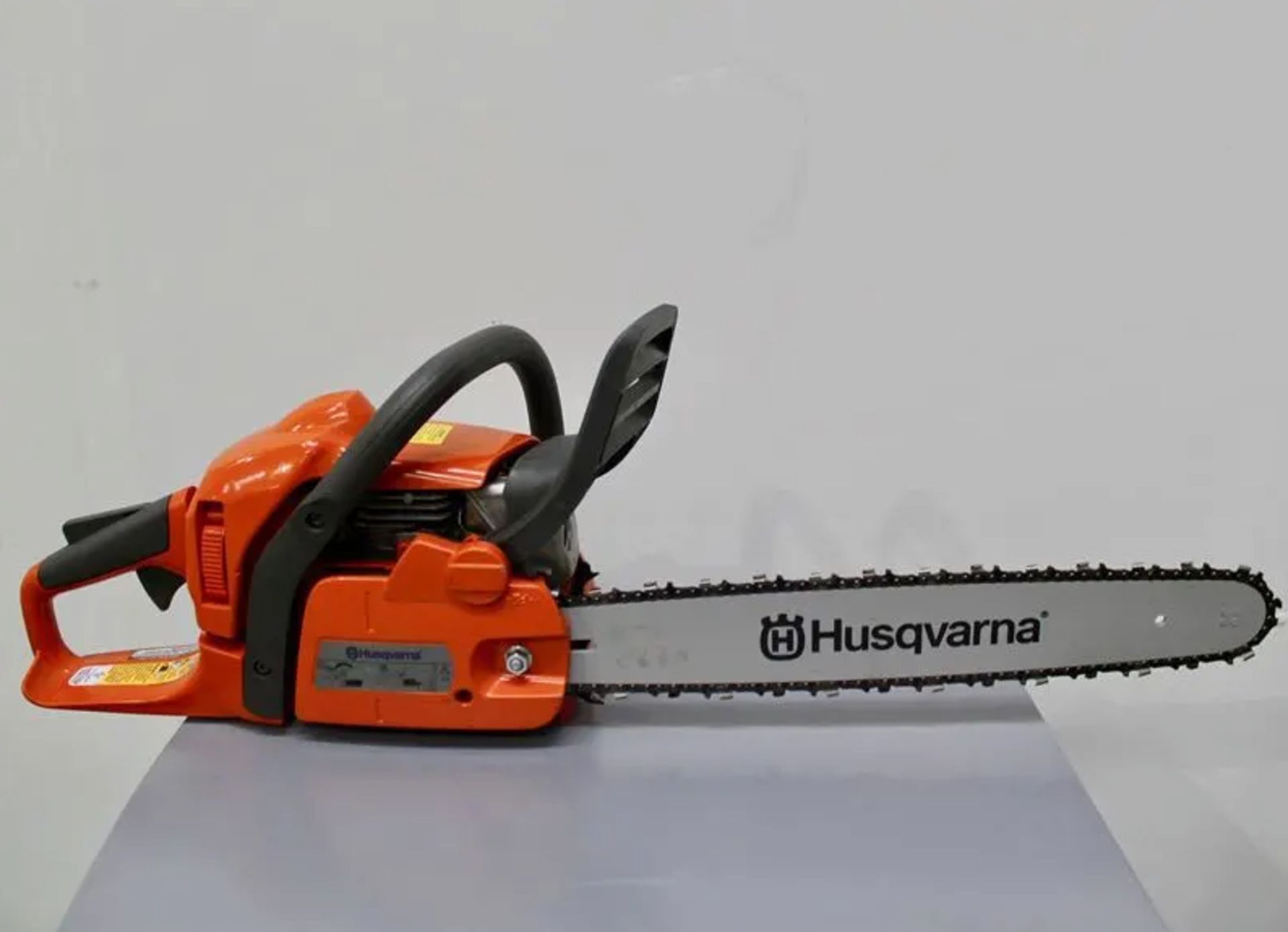 Husqvarna Petrol Chainsaw 40.9cc 18in Bar - Image 3 of 4