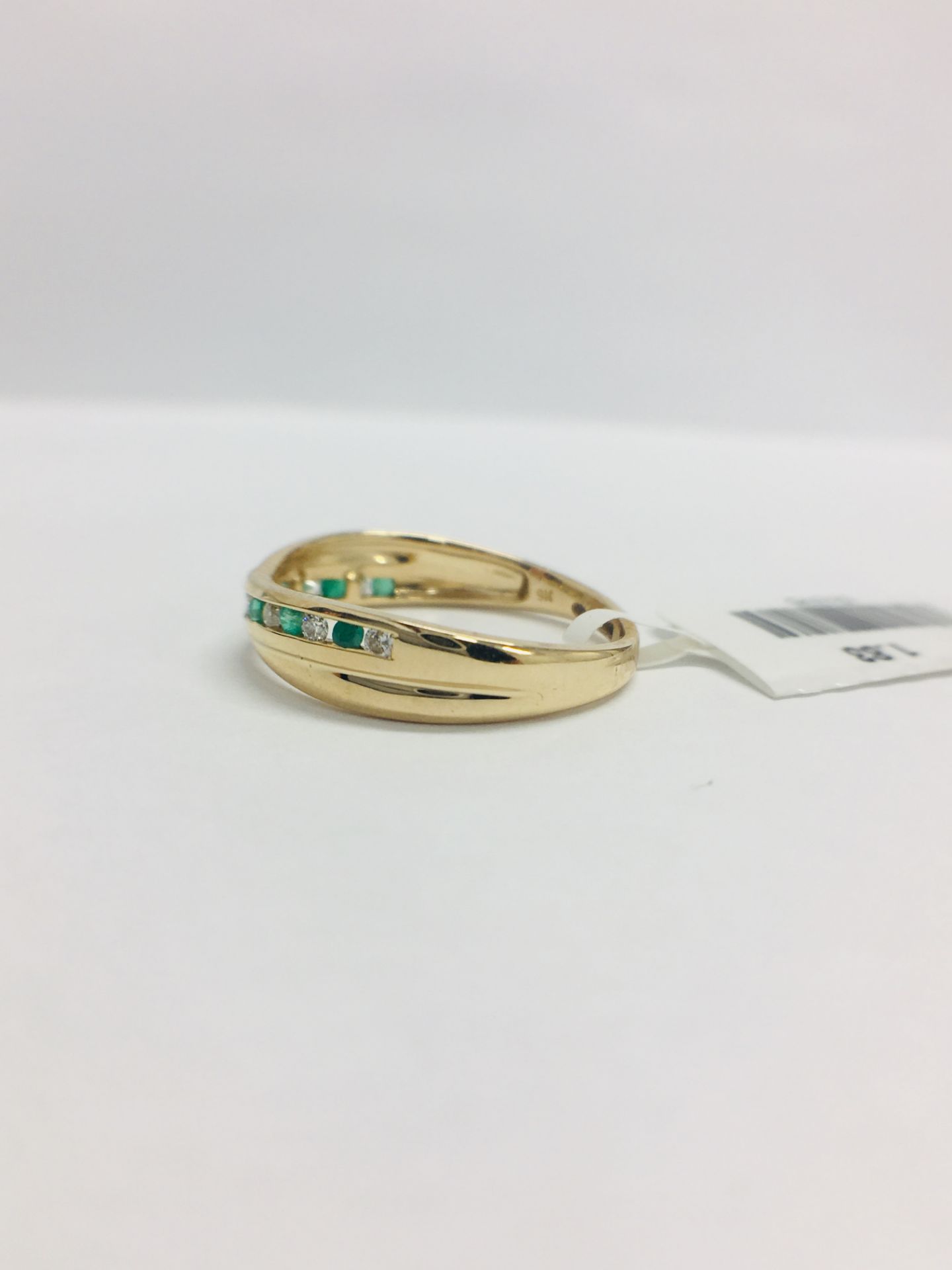 9ct Yellow Gold Emerald Diamond Crossover Band Ring - Image 4 of 11
