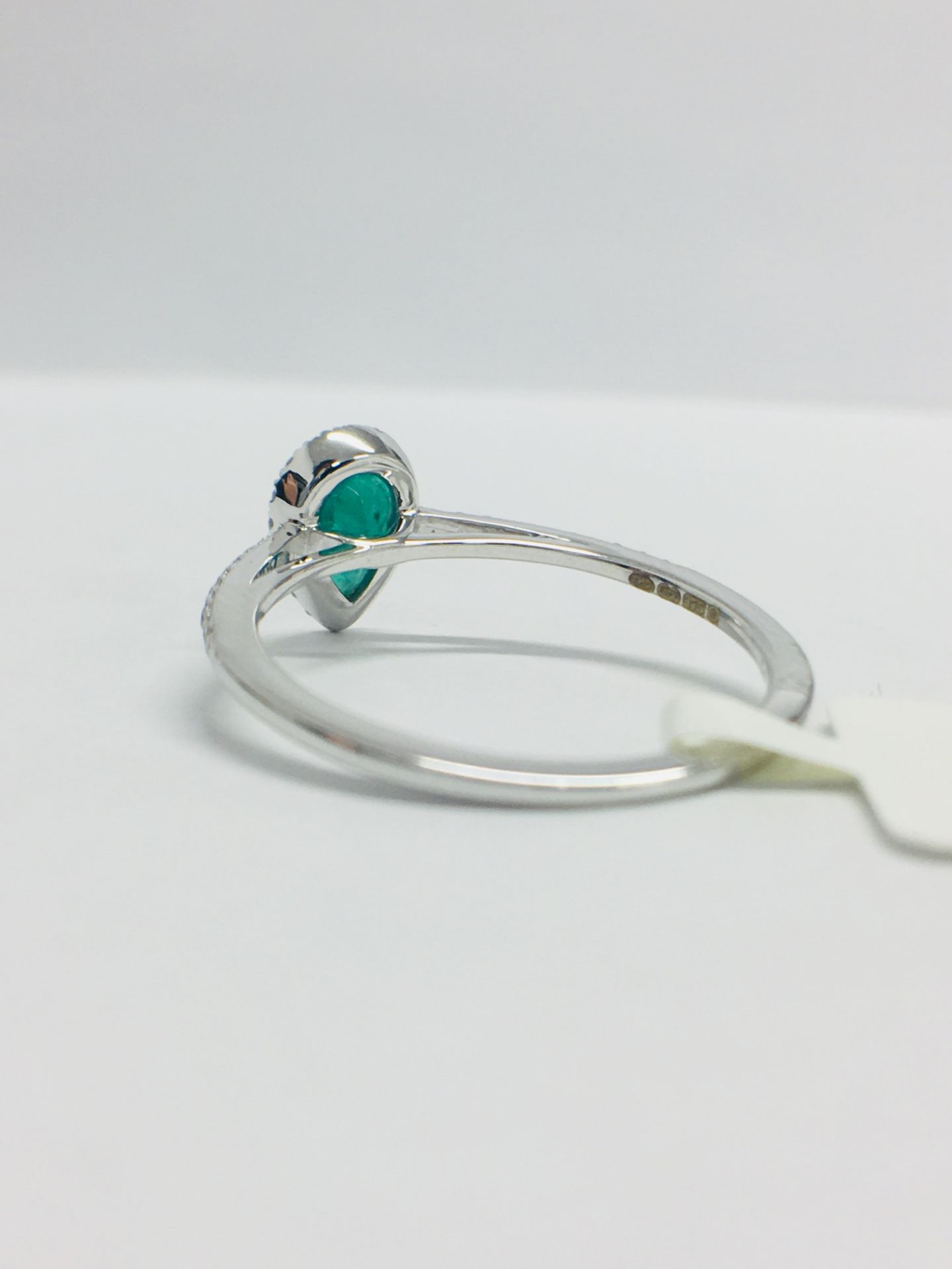 9ct White Pearshape Emerald Diamond Ring - Image 5 of 11