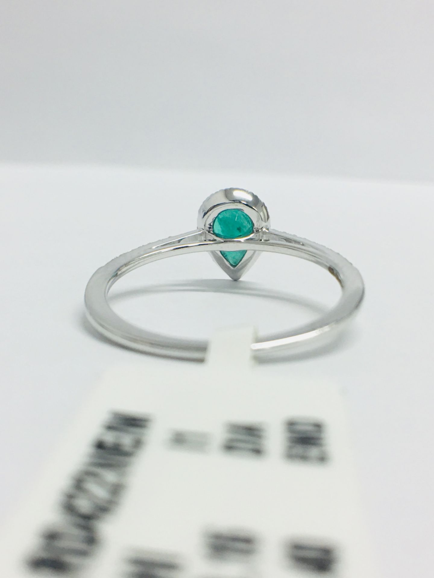 9ct White Pearshape Emerald Diamond Ring - Image 6 of 11