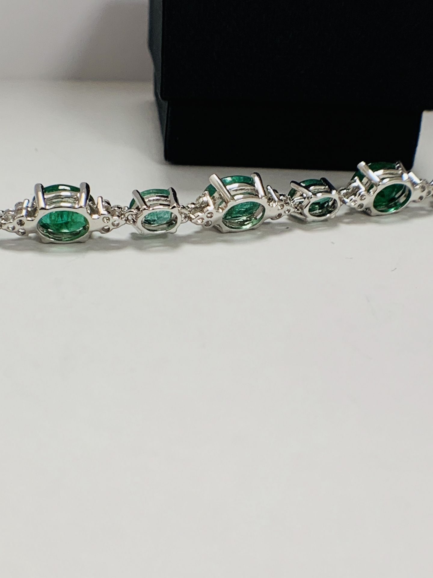 14ct White Gold Emerald And Diamond Bracelet - Image 13 of 22