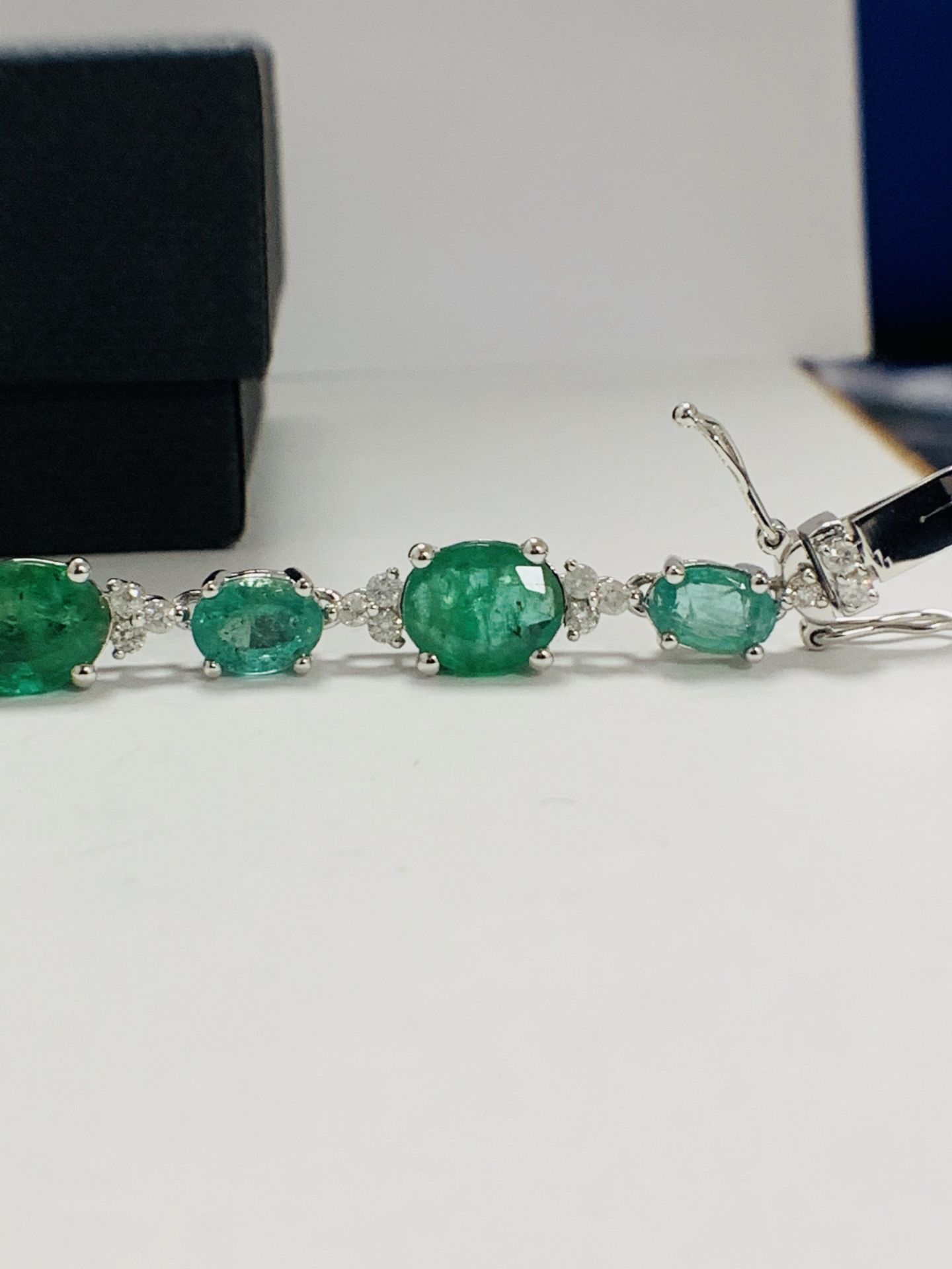 14ct White Gold Emerald And Diamond Bracelet - Image 9 of 22