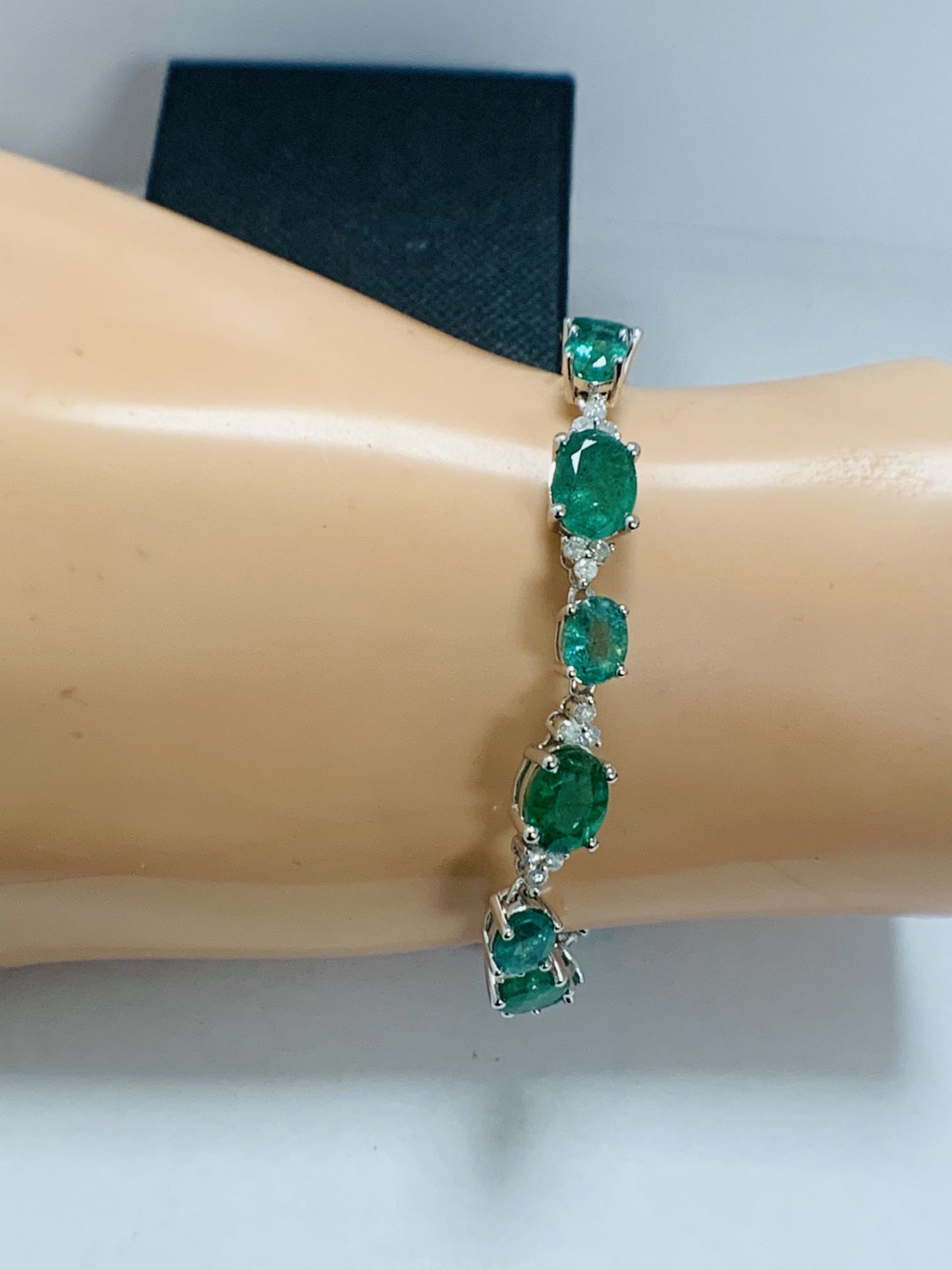 14ct White Gold Emerald And Diamond Bracelet - Image 18 of 22