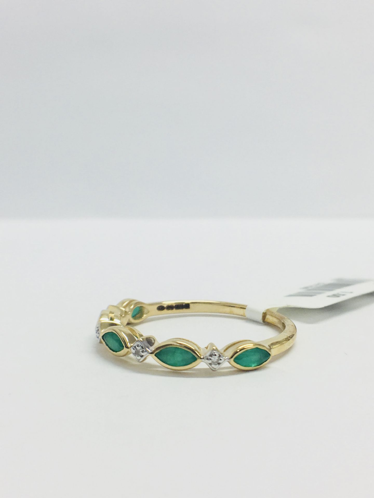 9ct Yellow Gold Emerald Diamond Band Ring - Image 2 of 9