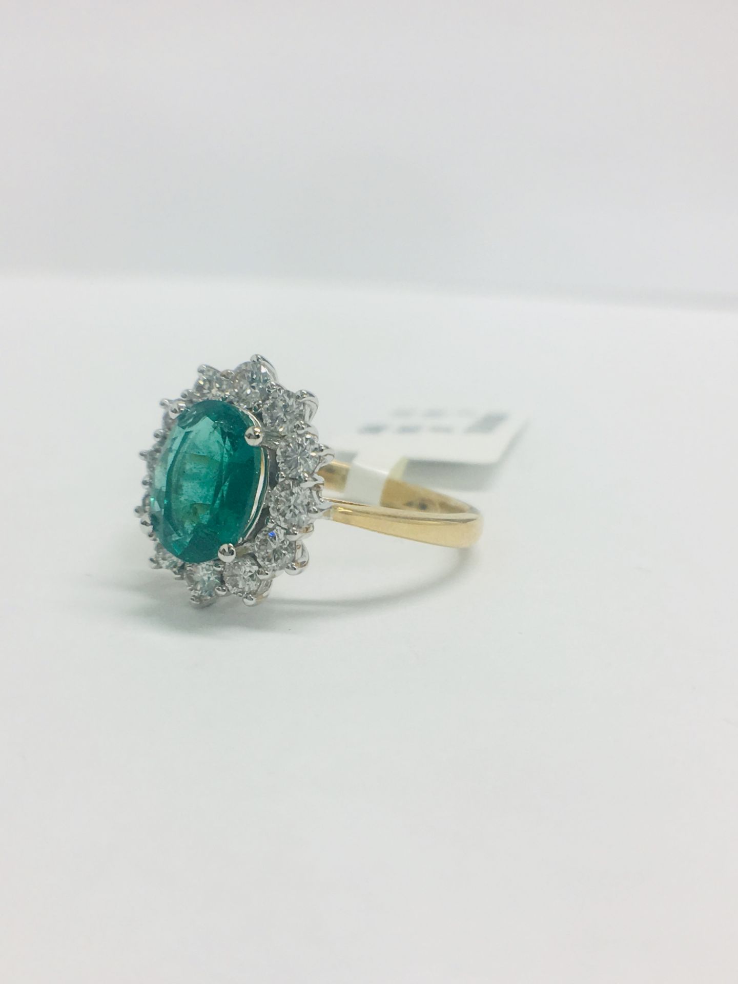 18ct Emerald And Diamond Cluster Ring - Image 2 of 10
