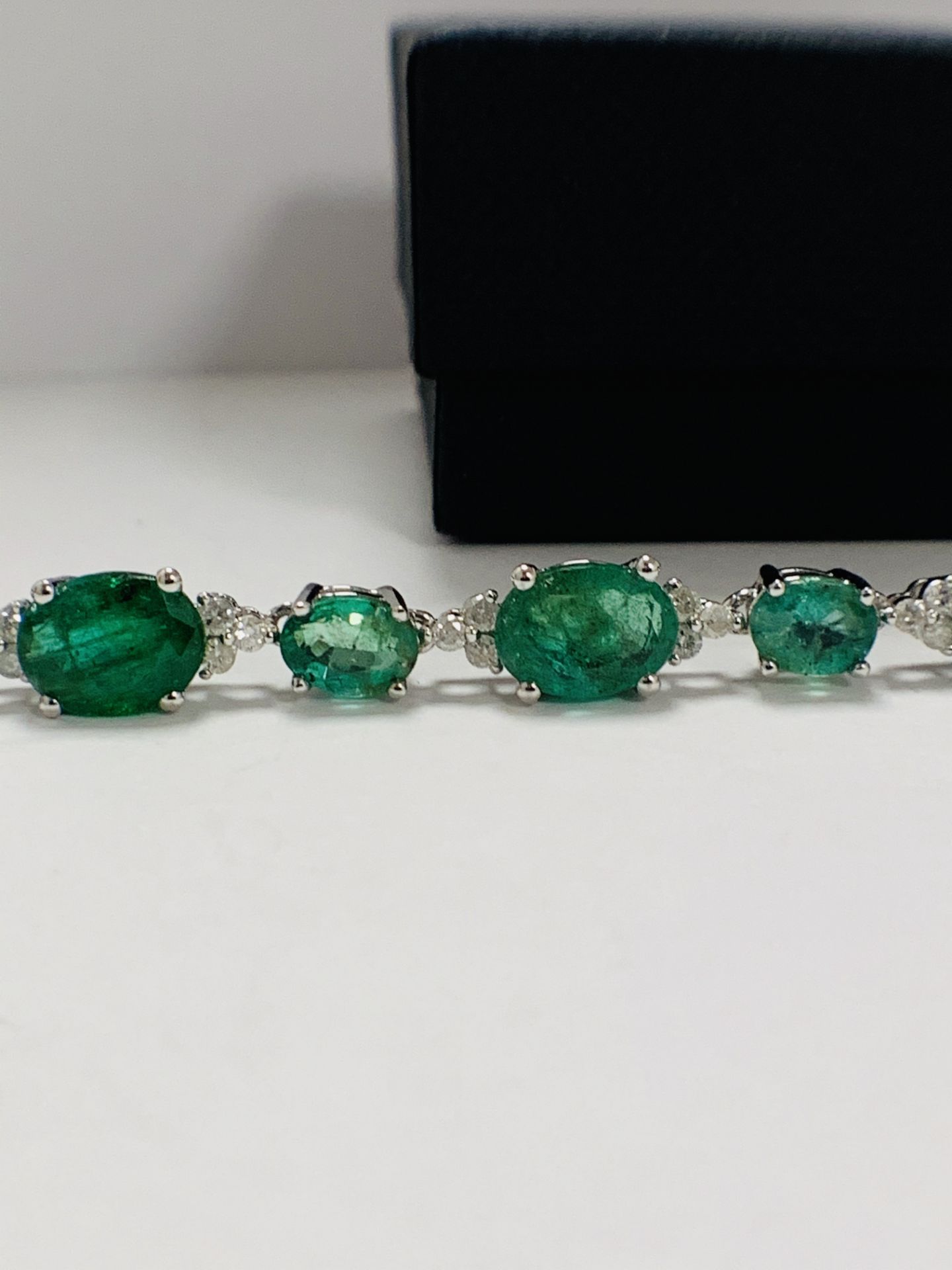 14ct White Gold Emerald And Diamond Bracelet - Image 7 of 22