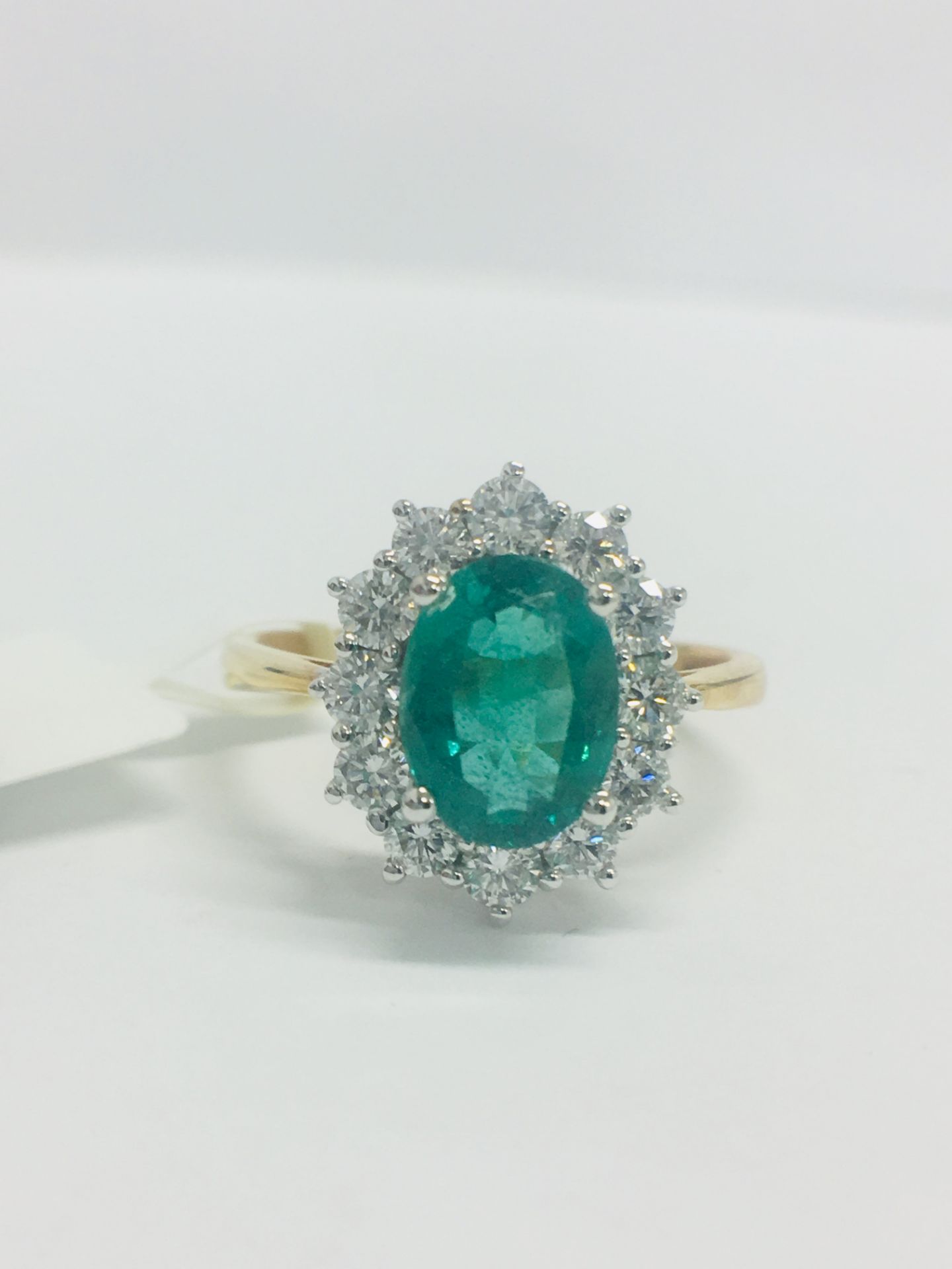 18ct Emerald And Diamond Cluster Ring - Image 9 of 10
