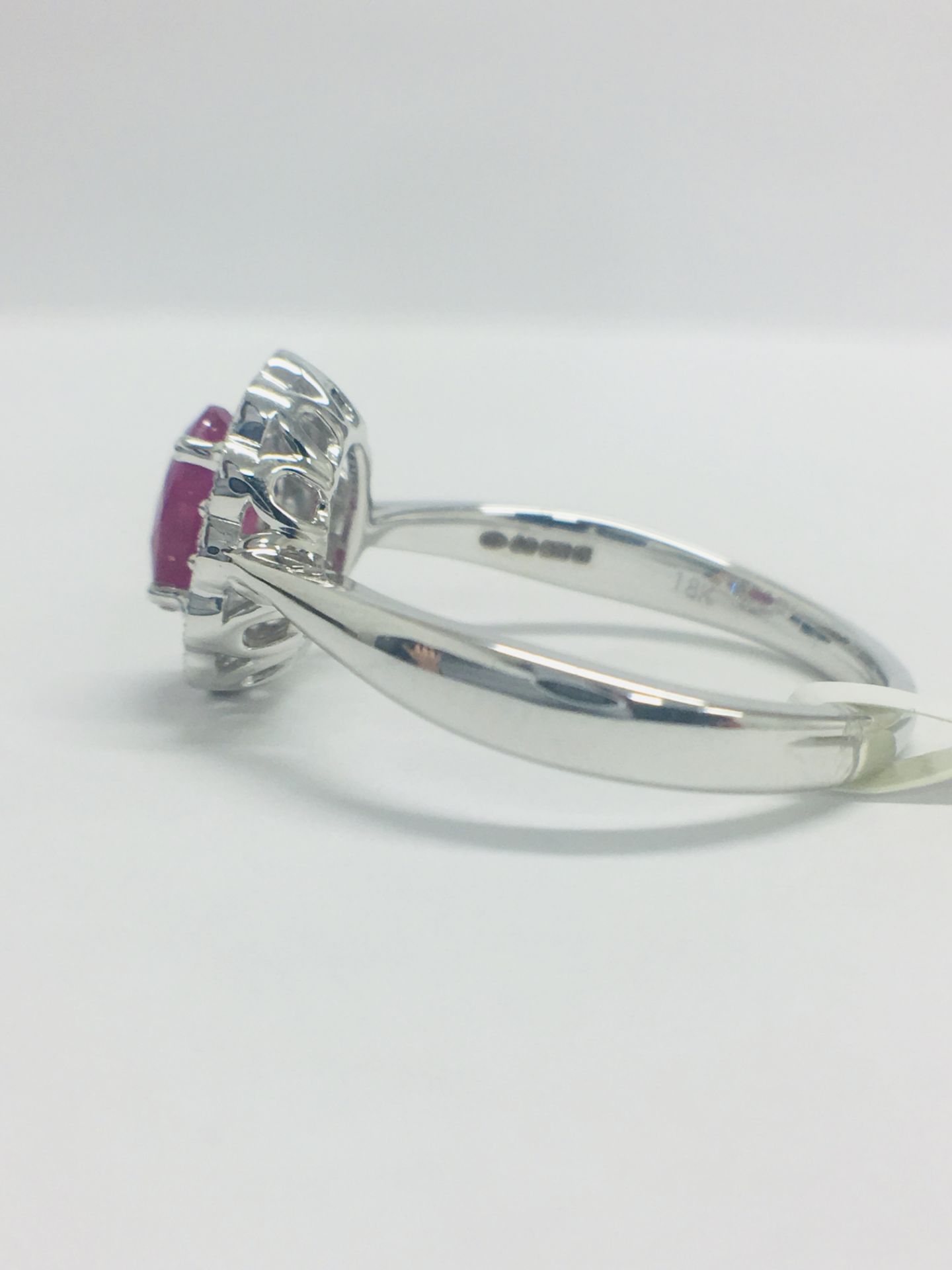 18ct White Gold Ruby Diamond Cluster Ring - Image 3 of 10