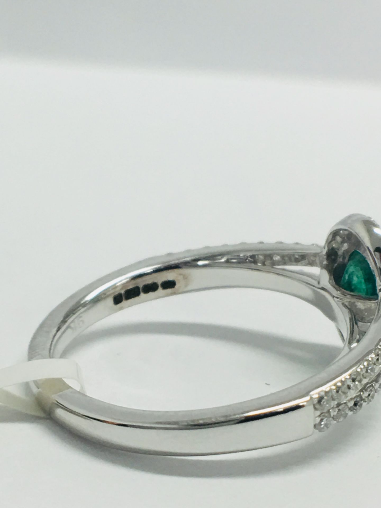 9ct White Gold Emerald Diamond Cluster Ring - Image 7 of 10