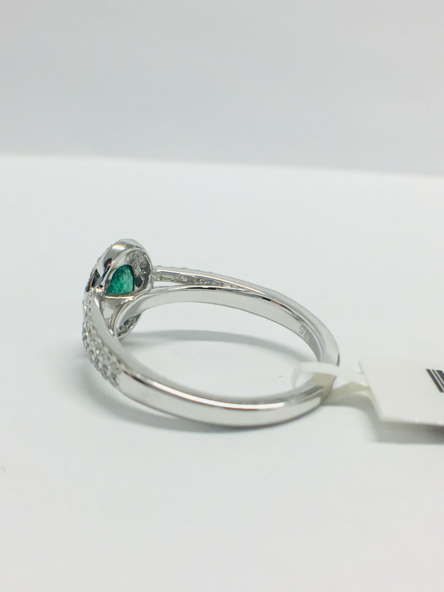 9ct White Gold Emerald Diamond Cluster Ring - Image 4 of 10