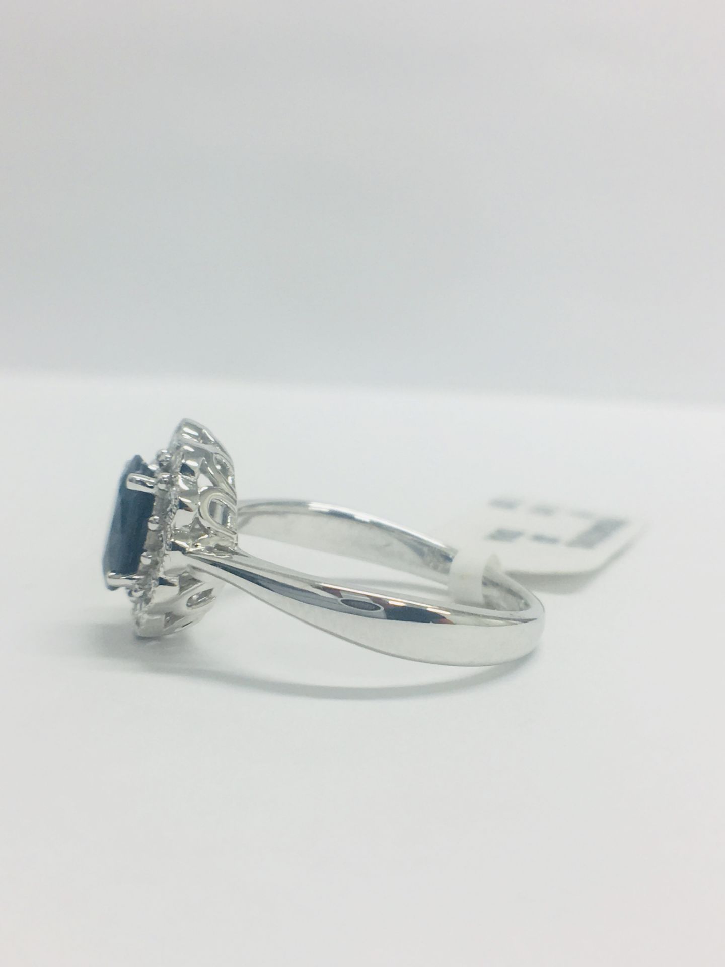 18ct White Gold Sapphire Diamond Cluster Ring - Image 3 of 9