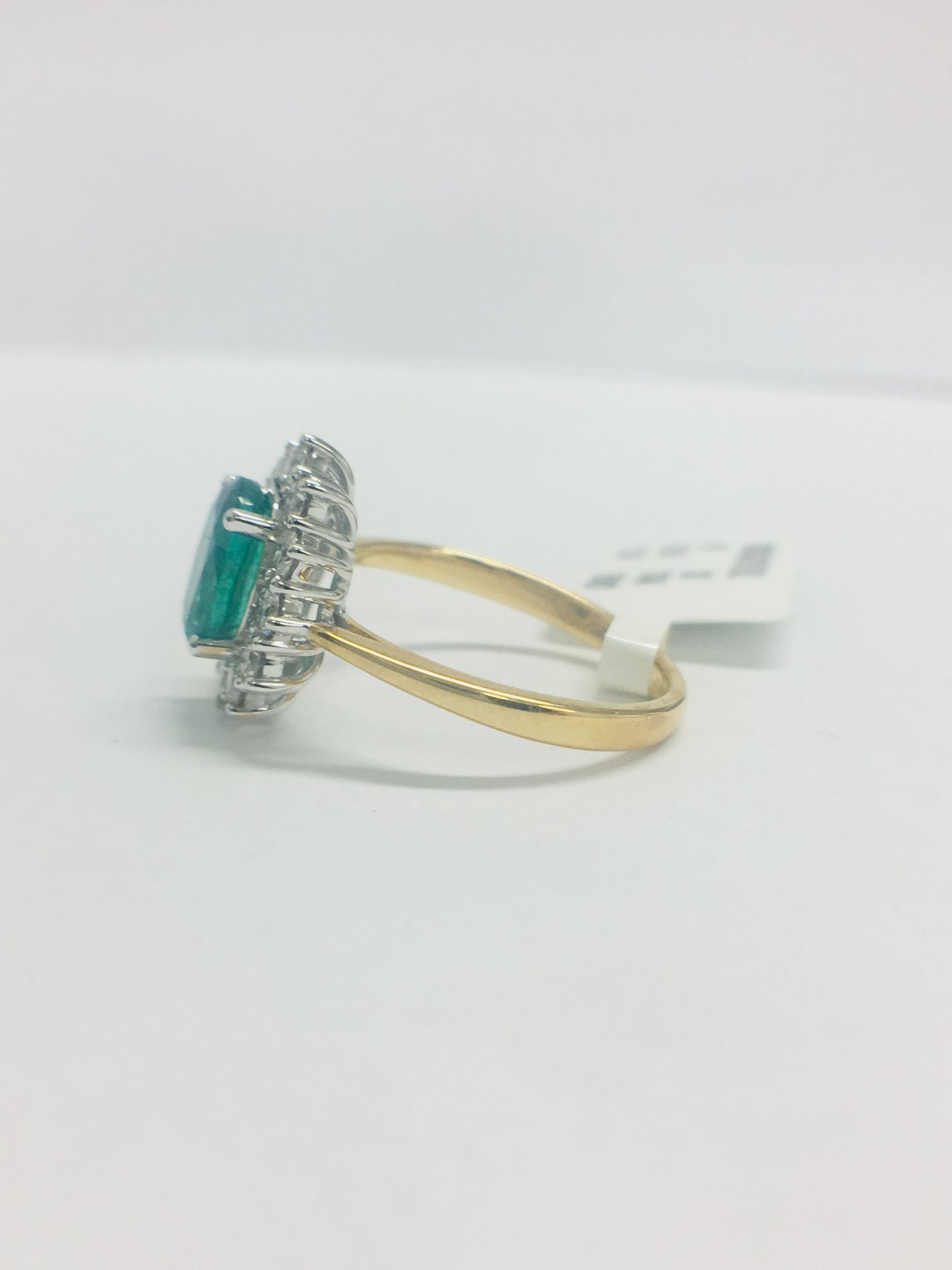 18ct Emerald And Diamond Cluster Ring - Image 3 of 10