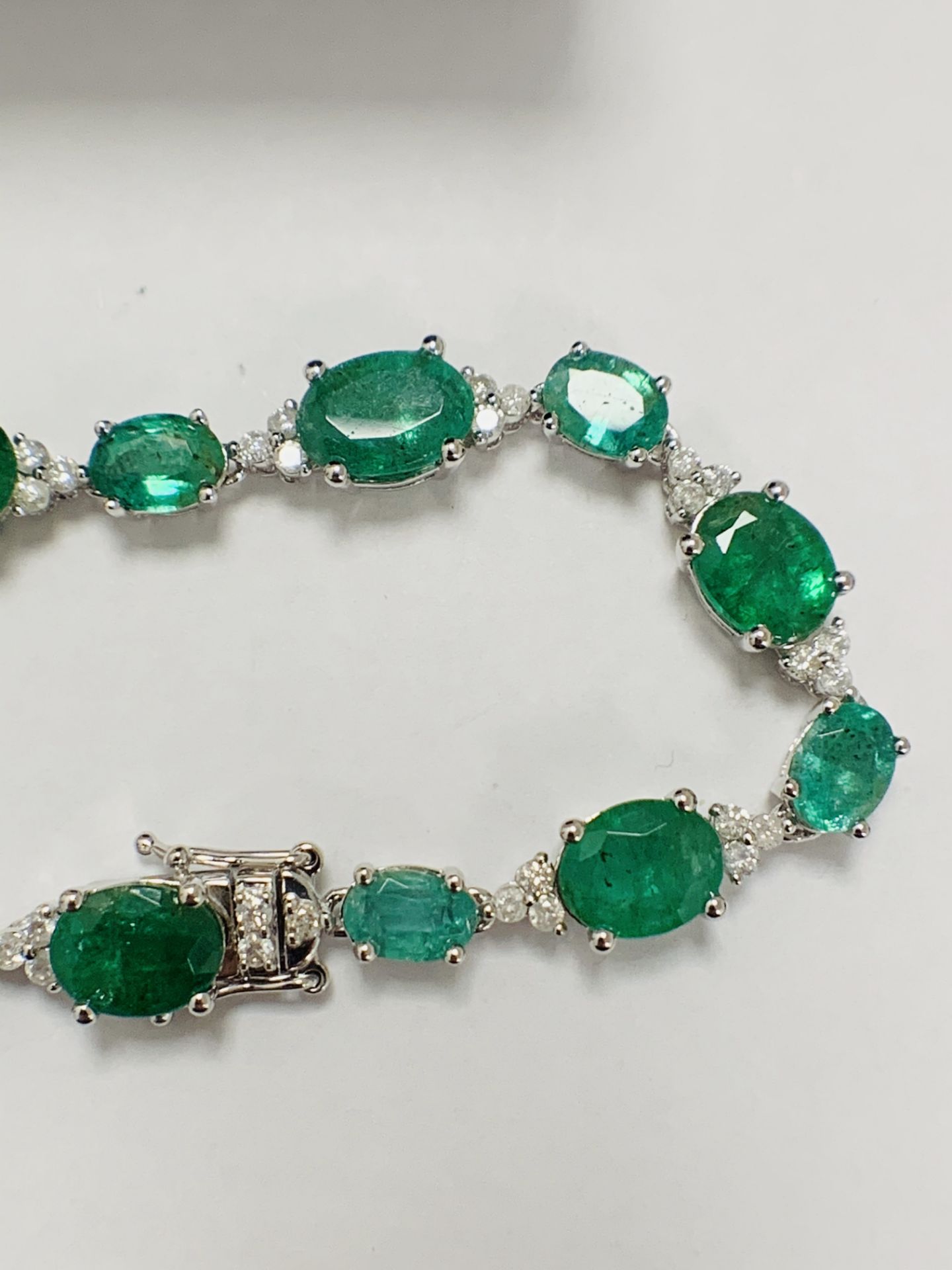 14ct White Gold Emerald And Diamond Bracelet - Image 4 of 22