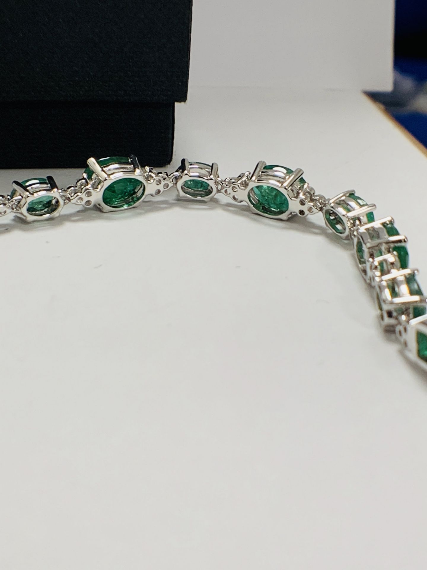 14ct White Gold Emerald And Diamond Bracelet - Image 14 of 22