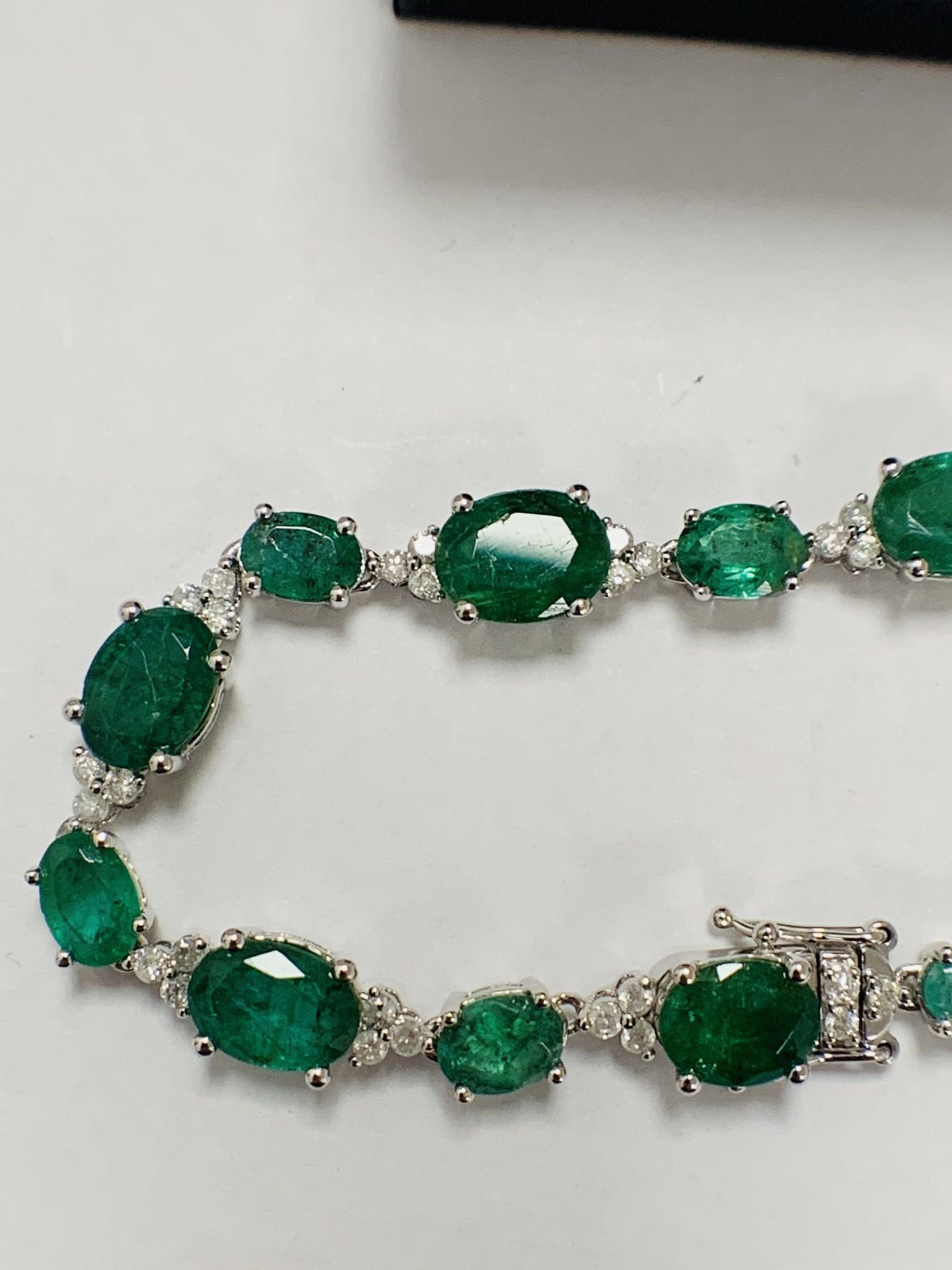 14ct White Gold Emerald And Diamond Bracelet - Image 3 of 22