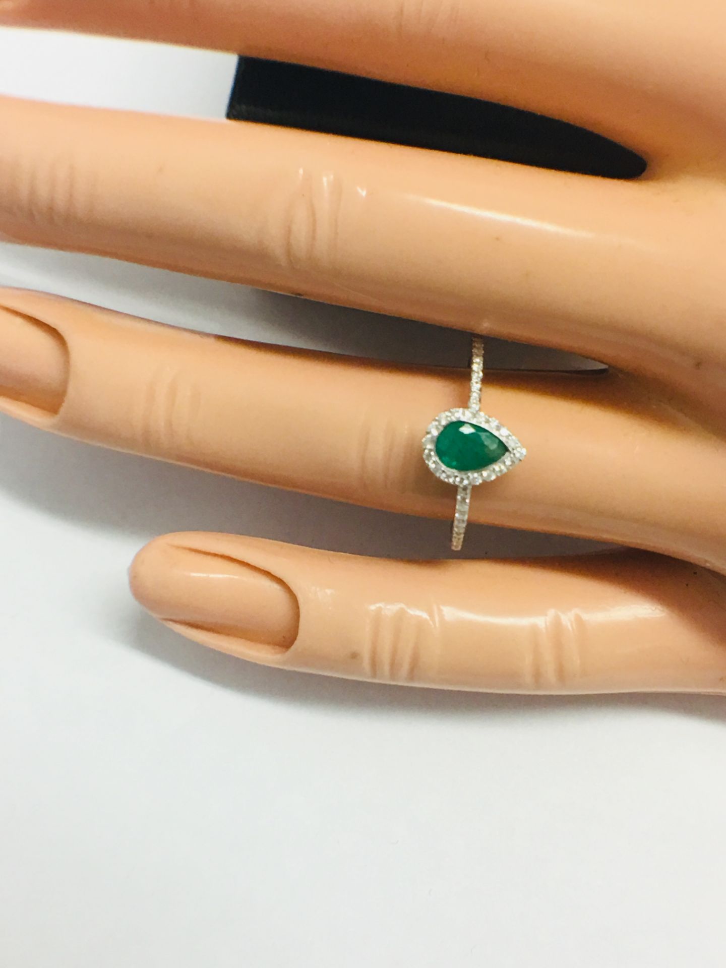 9ct White Pearshape Emerald Diamond Ring - Image 11 of 11