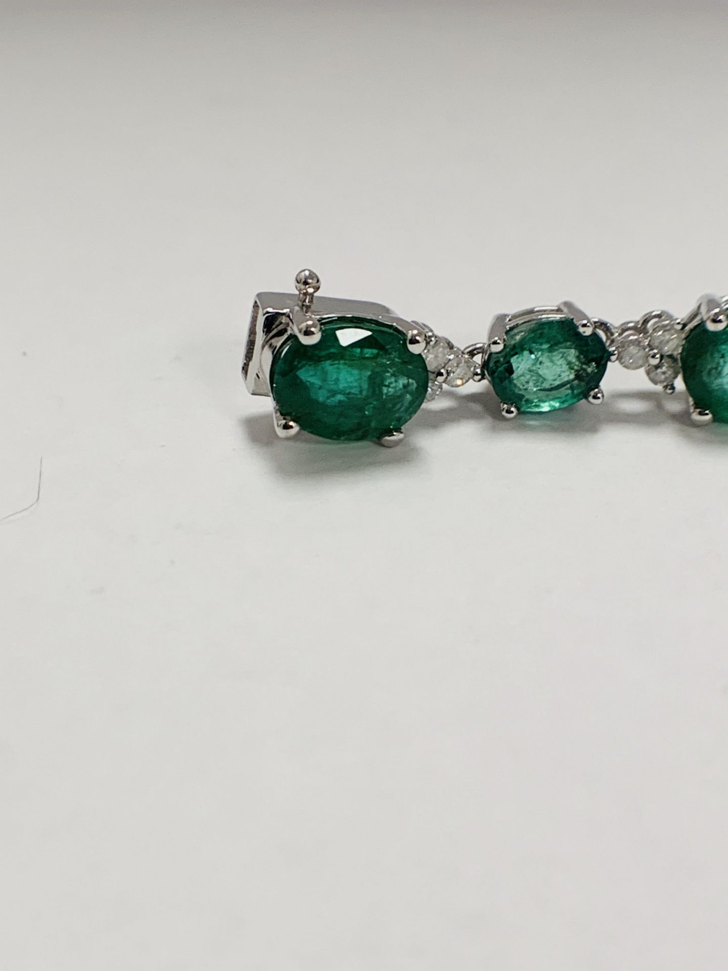 14ct White Gold Emerald And Diamond Bracelet - Image 10 of 22