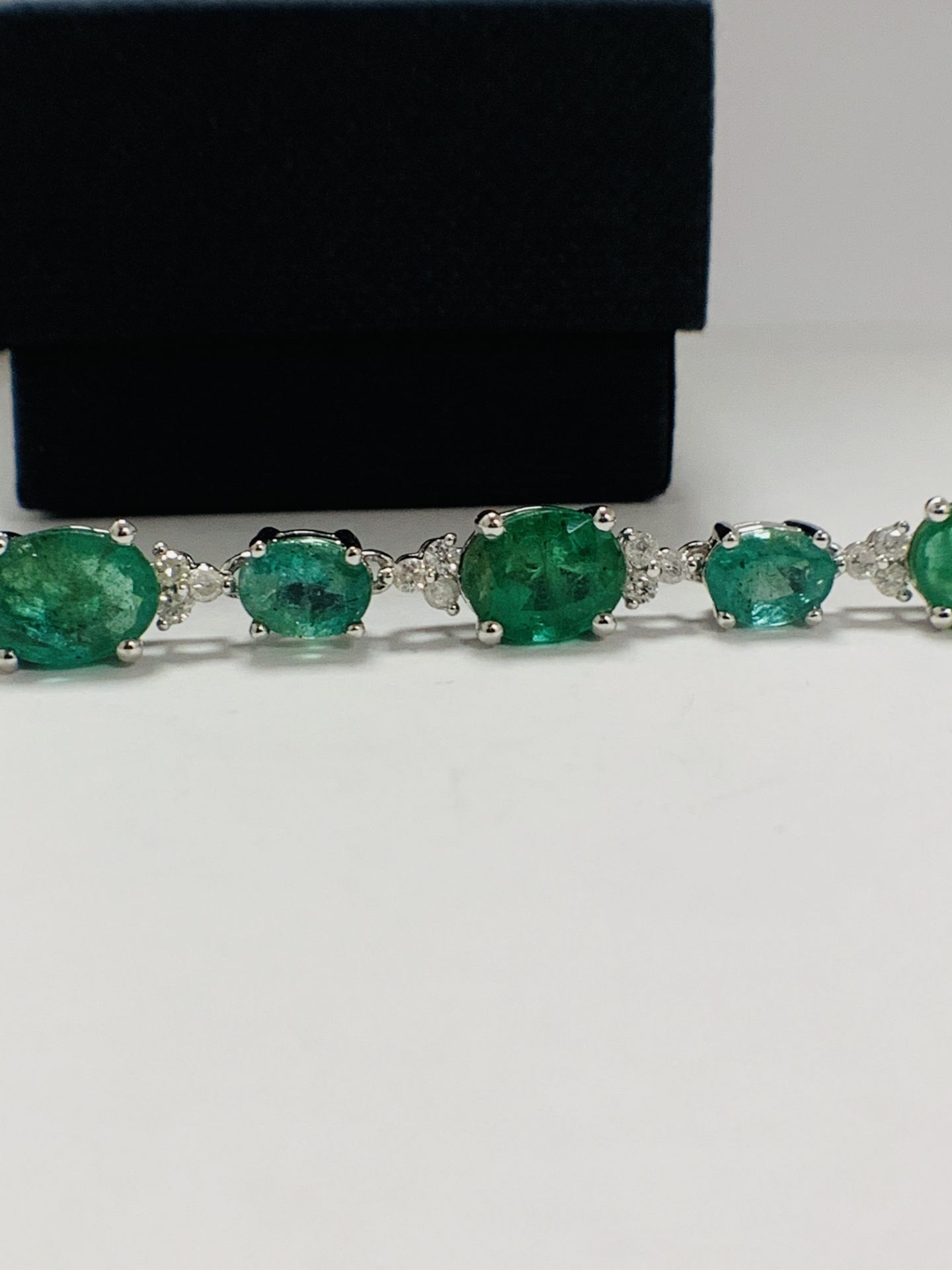 14ct White Gold Emerald And Diamond Bracelet - Image 8 of 22