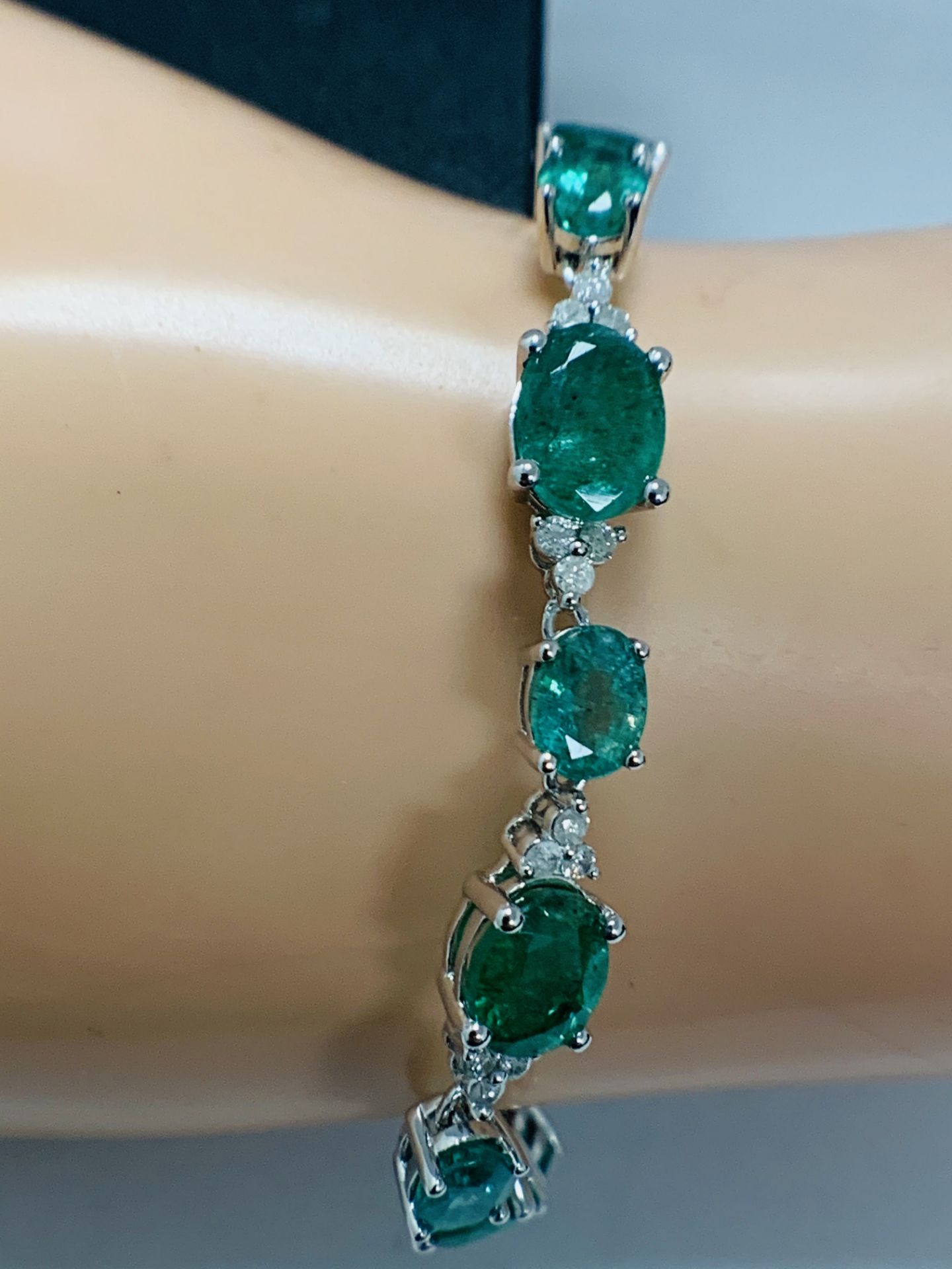 14ct White Gold Emerald And Diamond Bracelet - Image 19 of 22