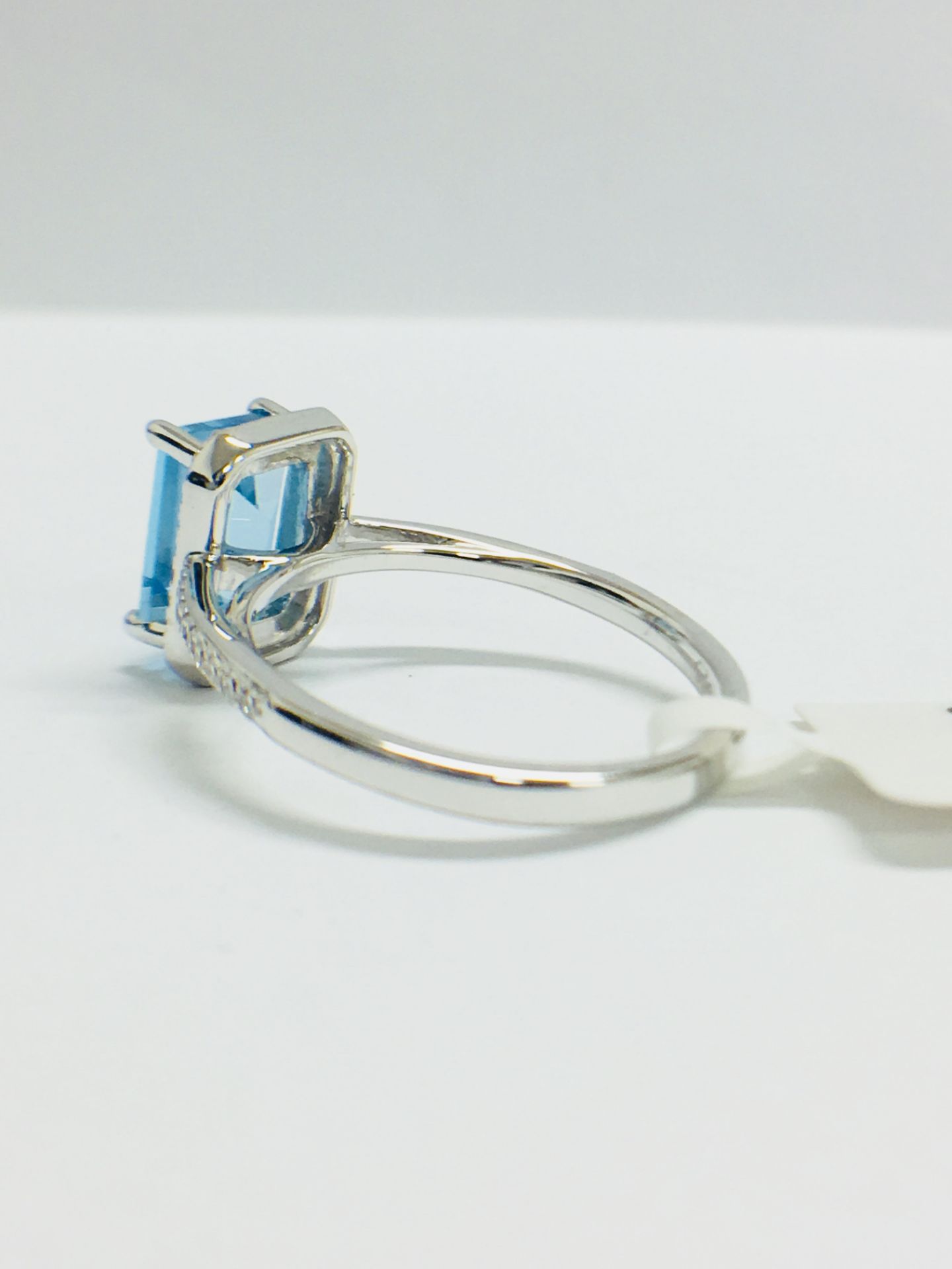 9ct White Gold Blue Topaz Diamond Dress Ring - Image 6 of 12