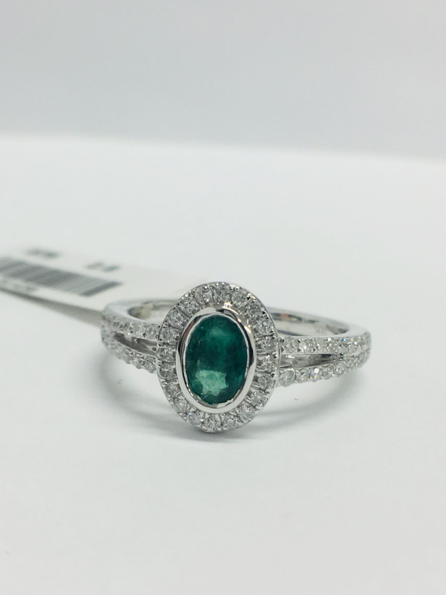 9ct White Gold Emerald Diamond Cluster Ring - Image 9 of 10