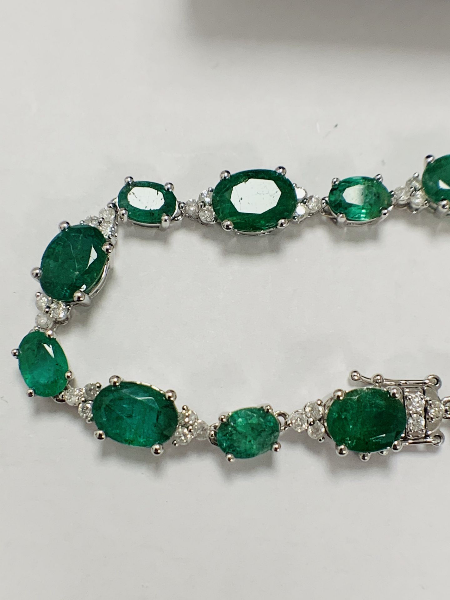 14ct White Gold Emerald And Diamond Bracelet - Image 2 of 22