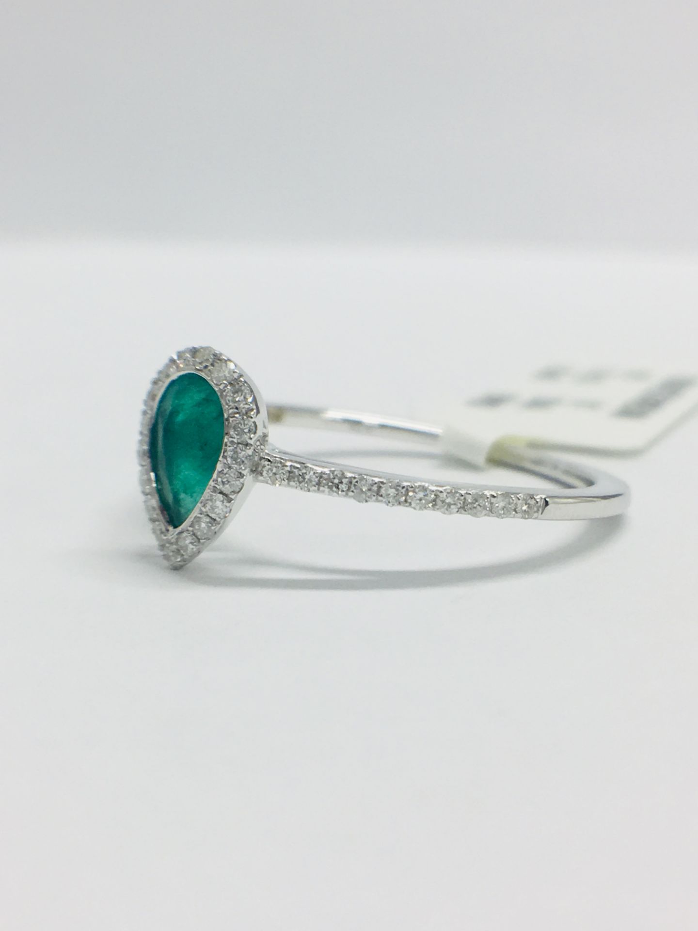 9ct White Pearshape Emerald Diamond Ring - Image 2 of 11