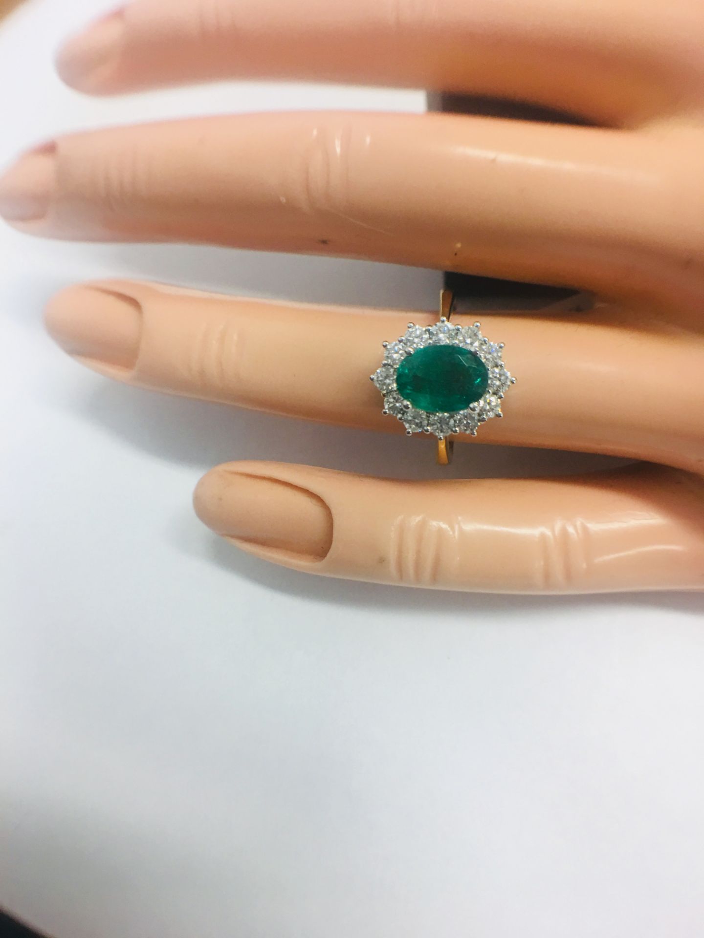 18ct Emerald And Diamond Cluster Ring - Image 10 of 10