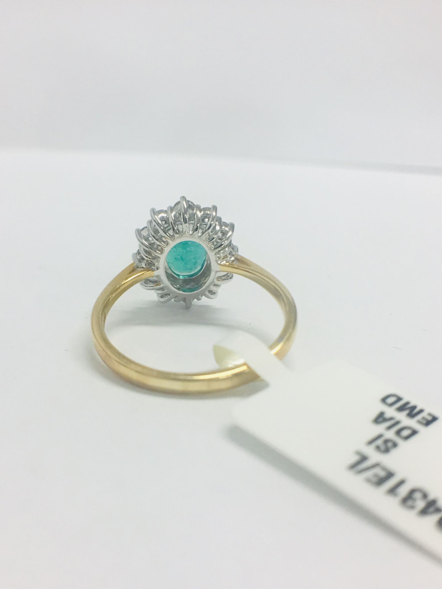 18ct Emerald And Diamond Cluster Ring - Image 5 of 10