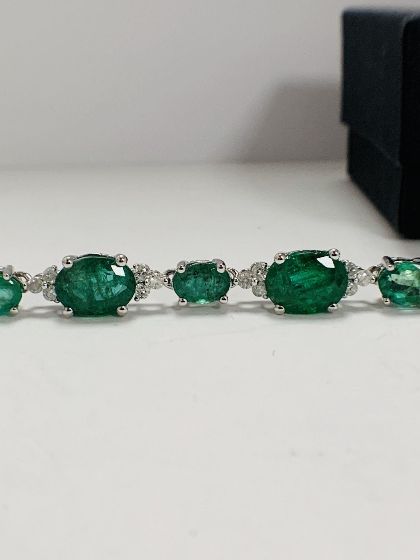 14ct White Gold Emerald And Diamond Bracelet - Image 6 of 22