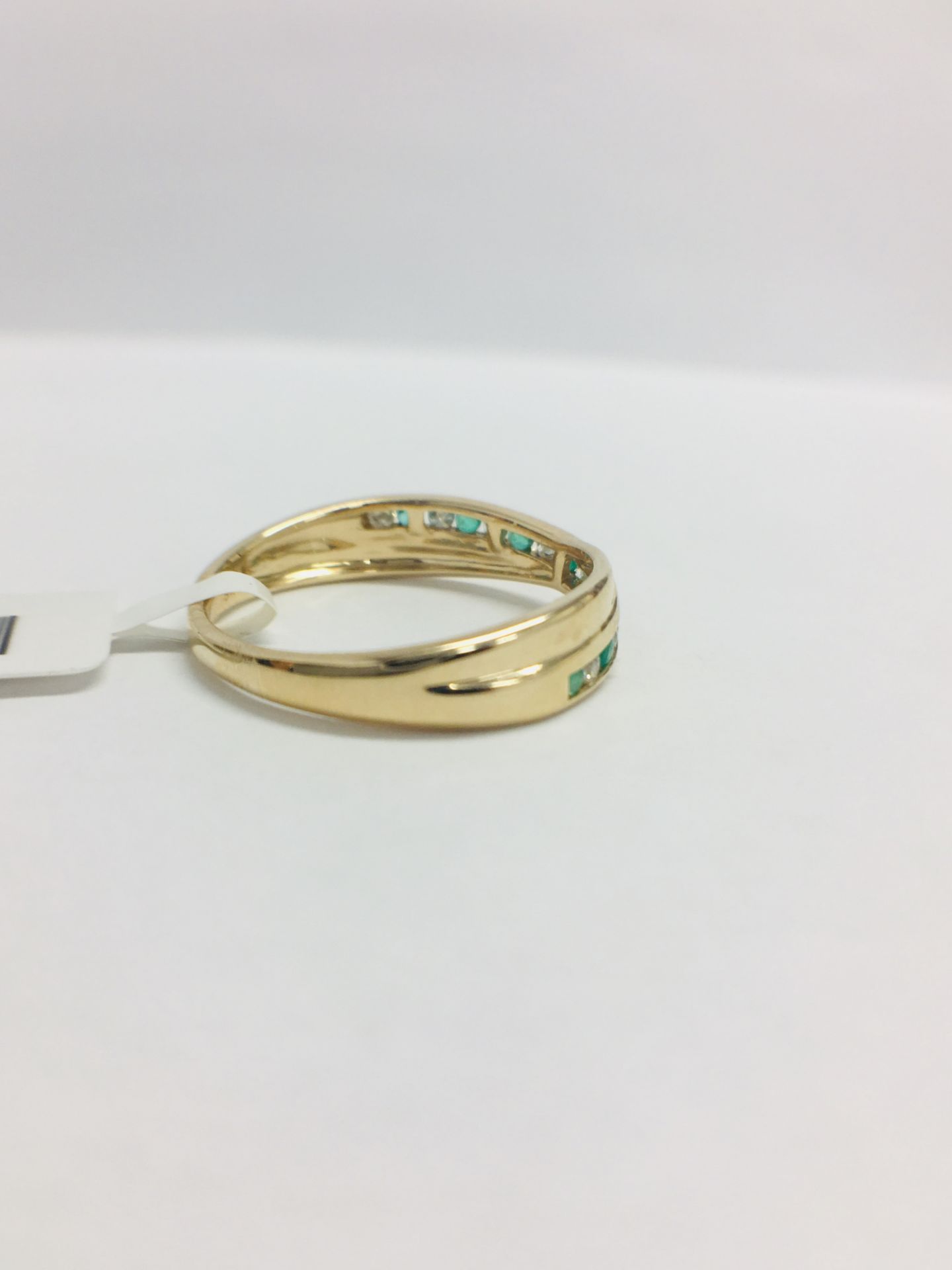 9ct Yellow Gold Emerald Diamond Crossover Band Ring - Image 7 of 11