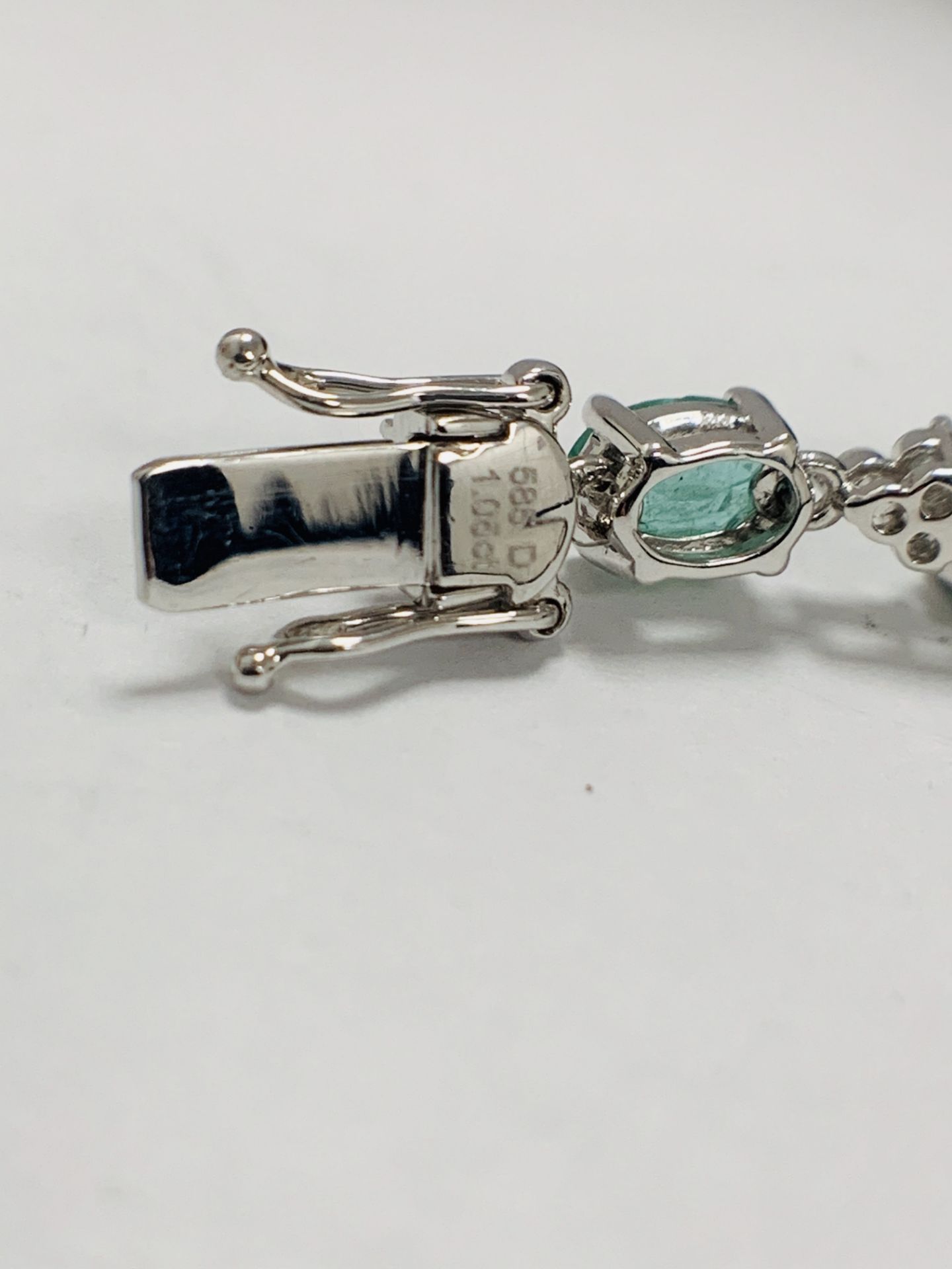 14ct White Gold Emerald And Diamond Bracelet - Image 11 of 22