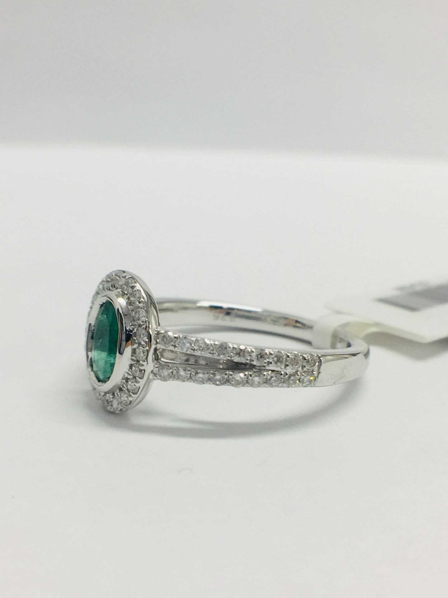 9ct White Gold Emerald Diamond Cluster Ring - Image 3 of 10