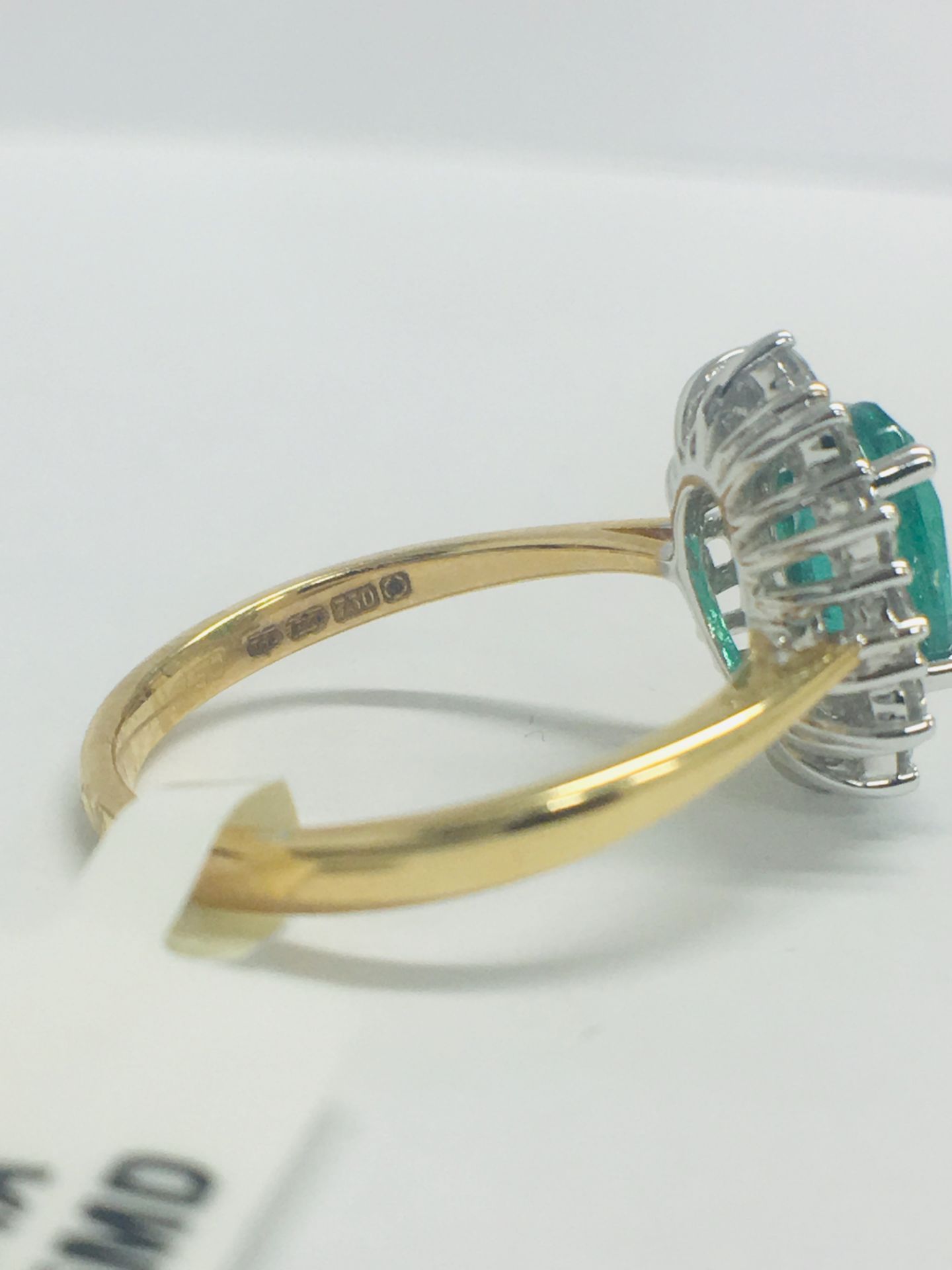 18ct Emerald And Diamond Cluster Ring - Image 7 of 10