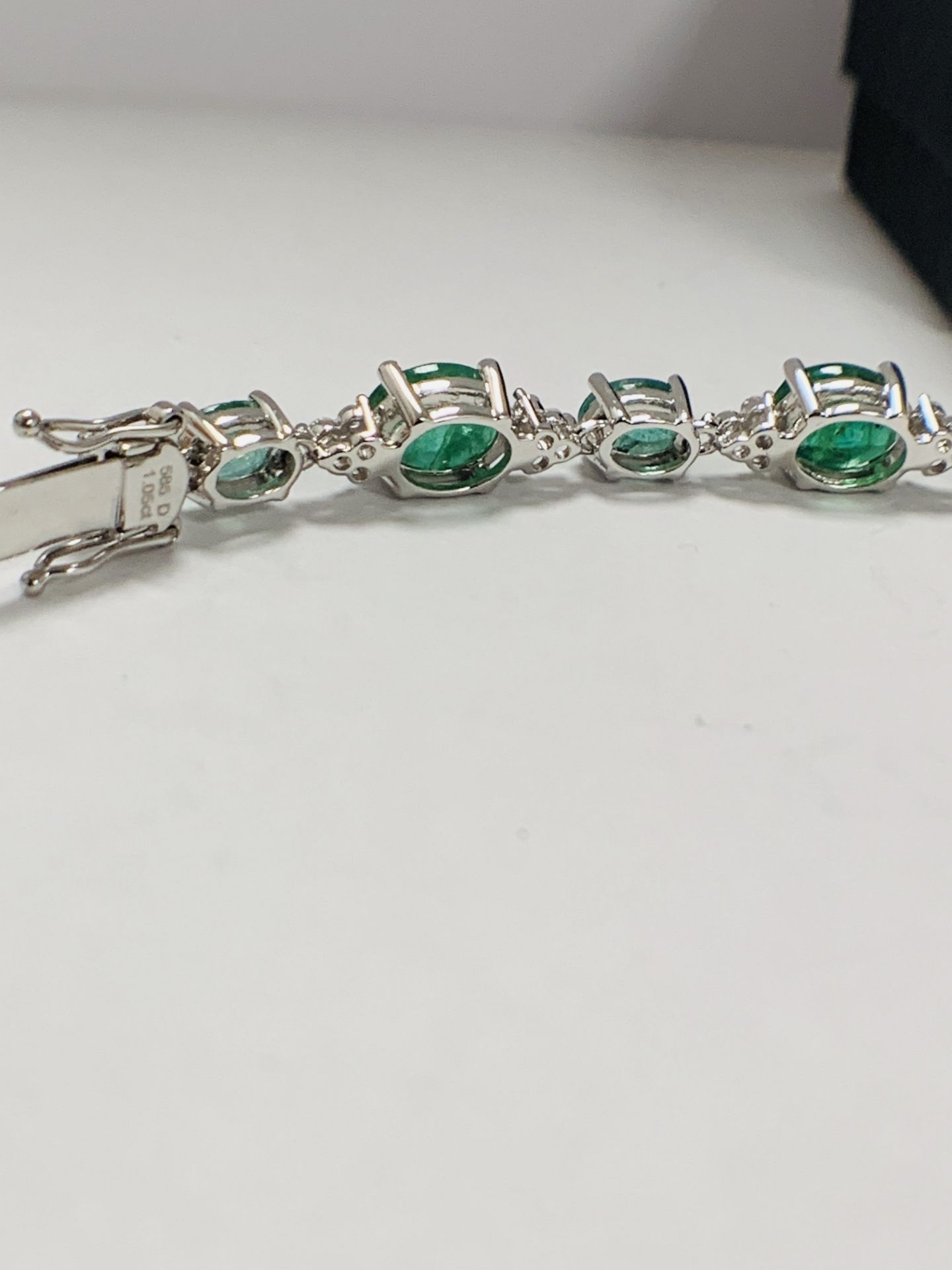 14ct White Gold Emerald And Diamond Bracelet - Image 12 of 22