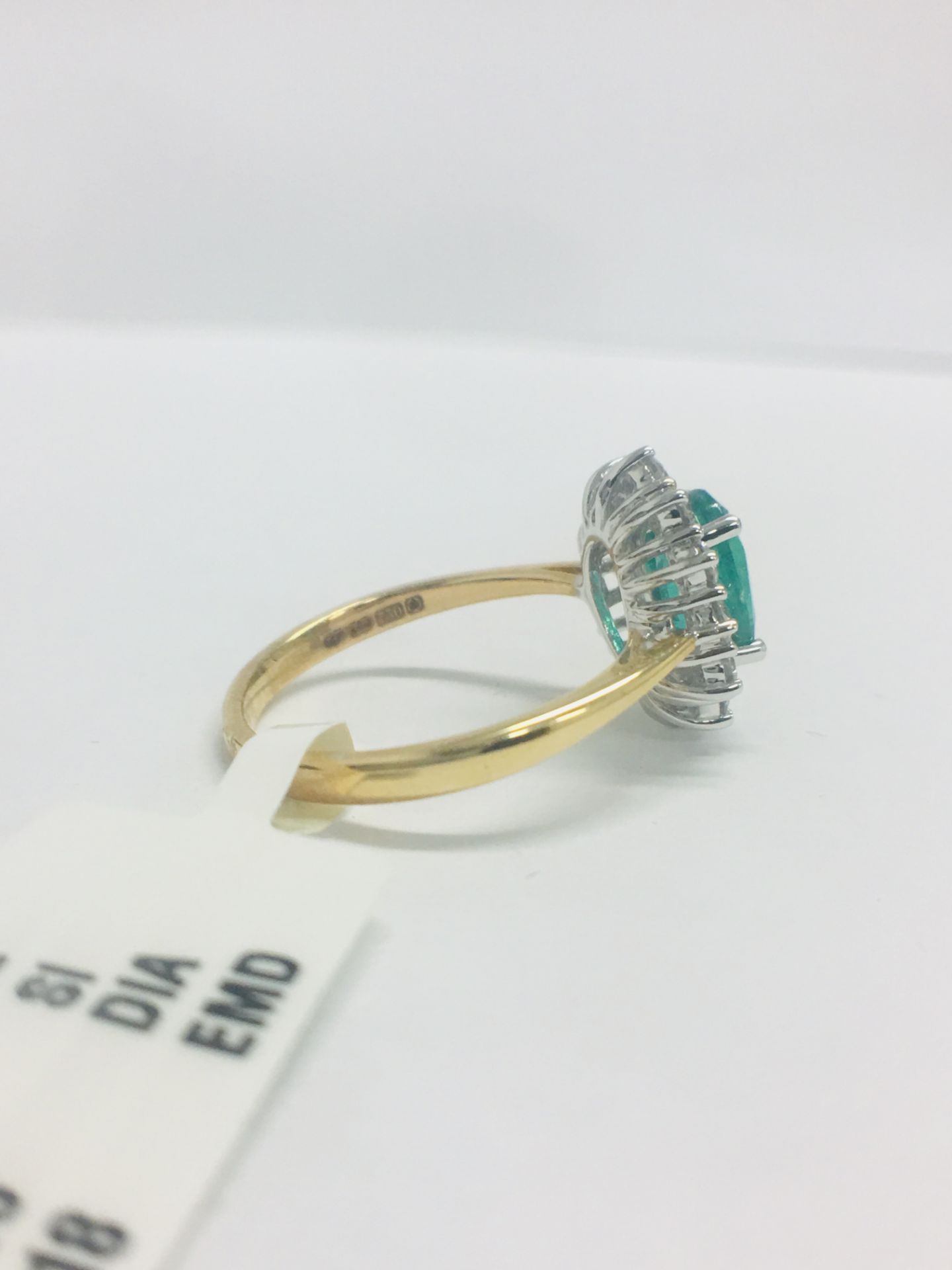 18ct Emerald And Diamond Cluster Ring - Image 6 of 10