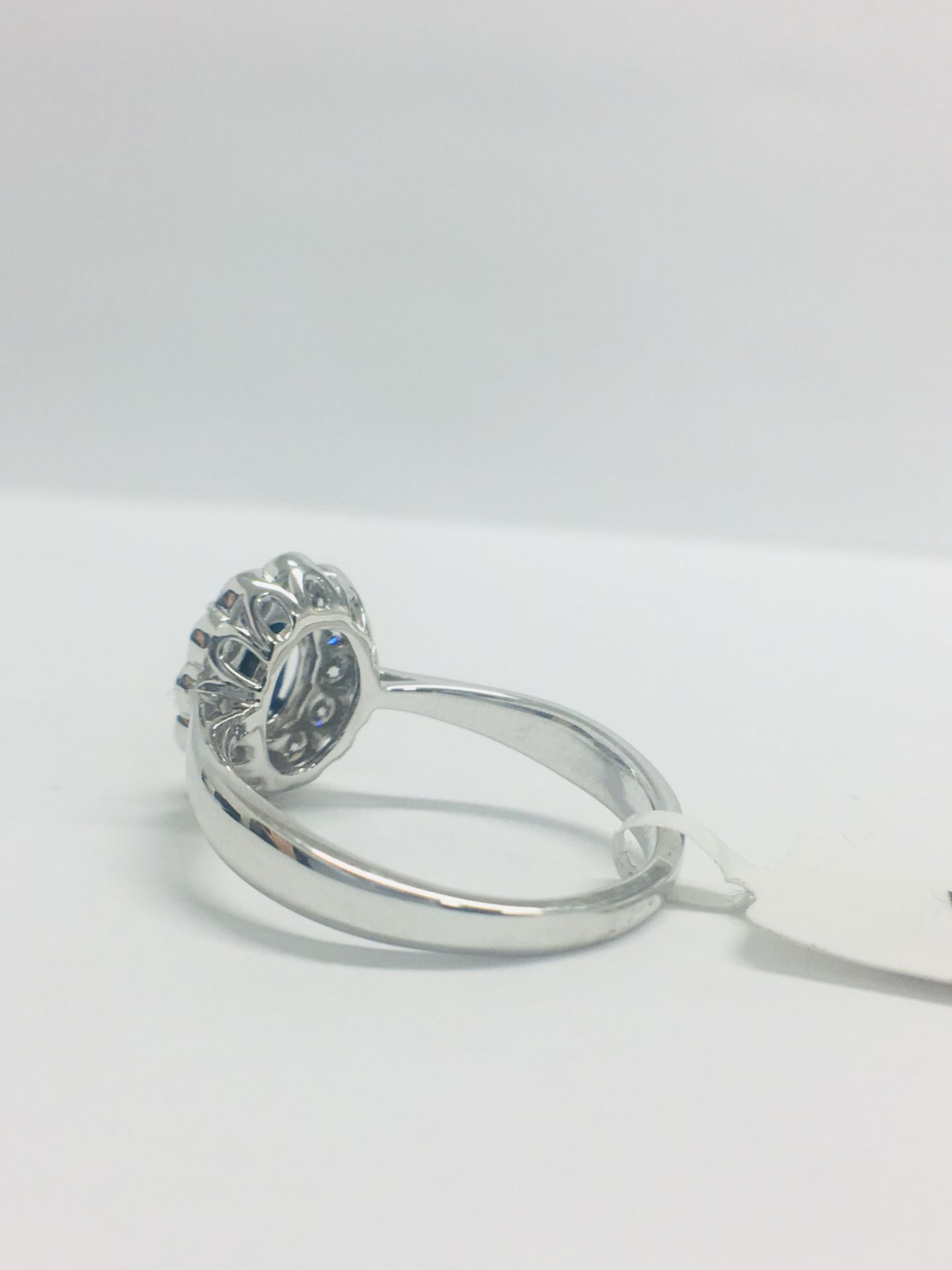 18ct White Gold Sapphire Diamond Cluster Ring - Image 4 of 9