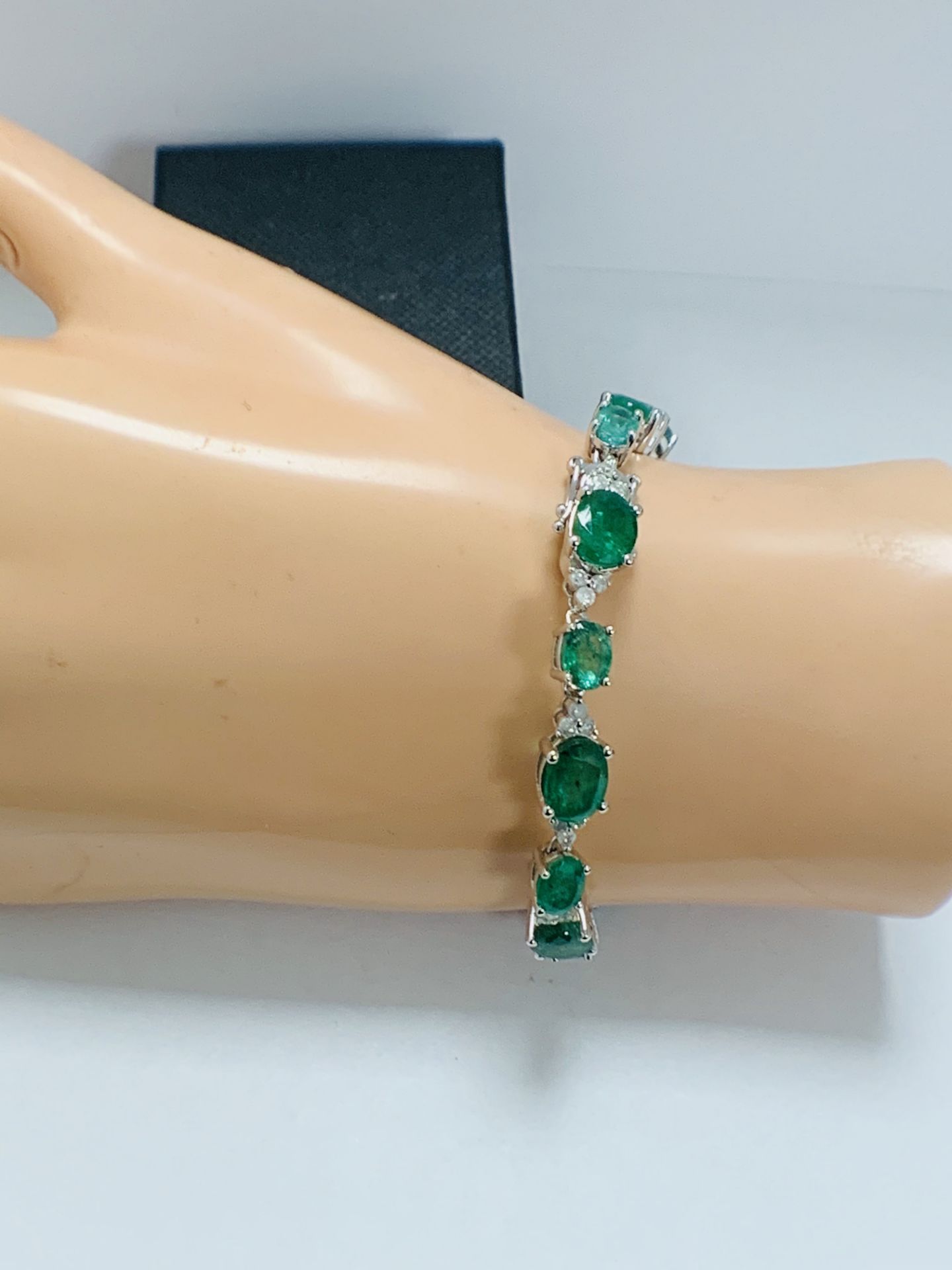 14ct White Gold Emerald And Diamond Bracelet - Image 17 of 22