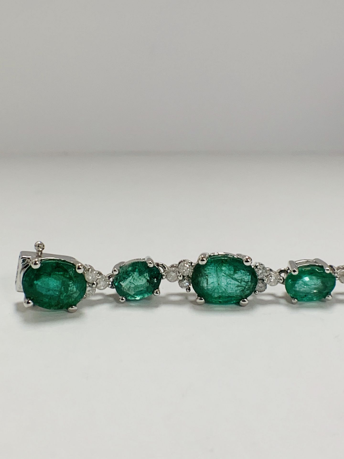 14ct White Gold Emerald And Diamond Bracelet - Image 5 of 22