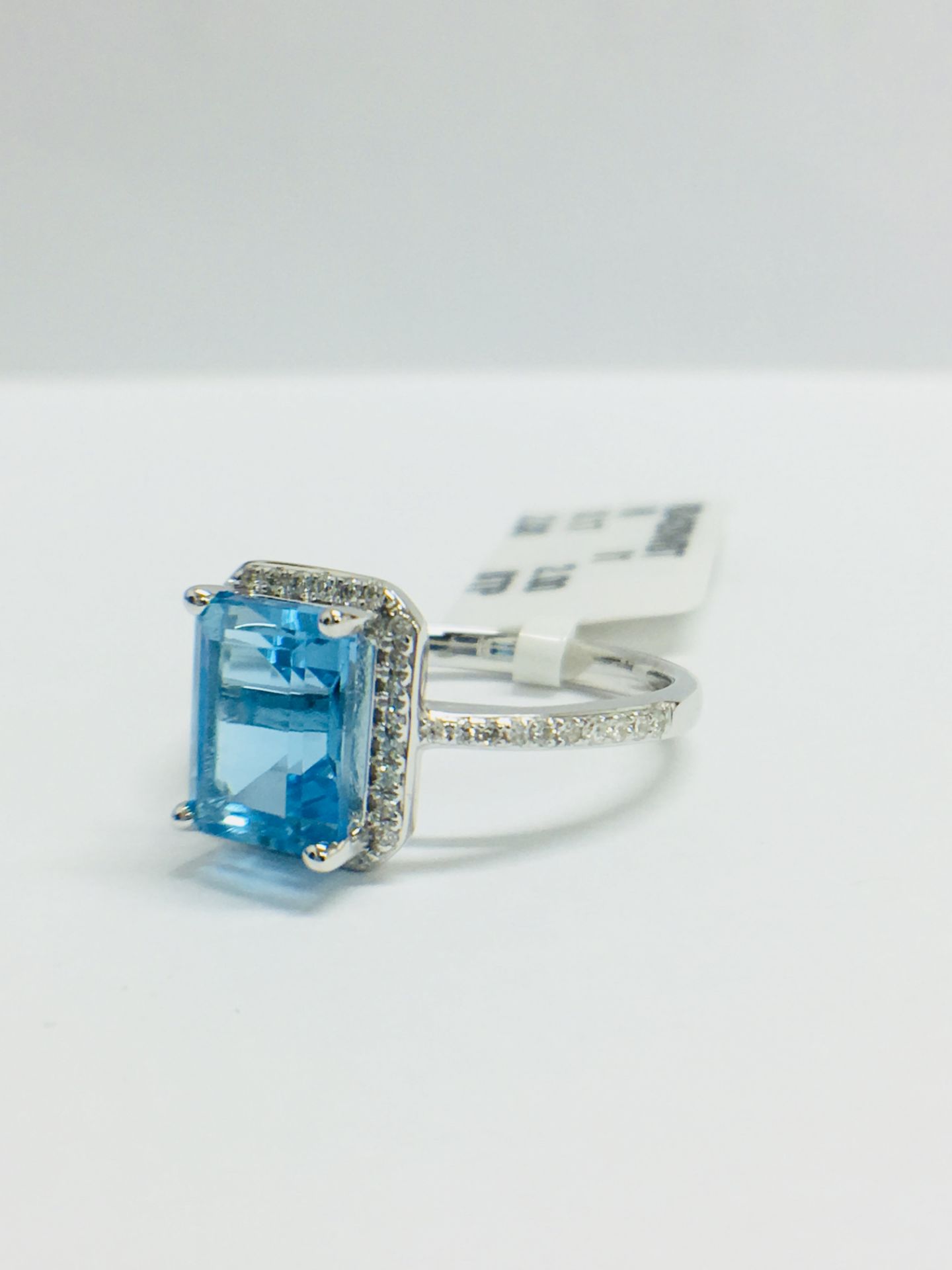 9ct White Gold Blue Topaz Diamond Dress Ring - Image 3 of 12
