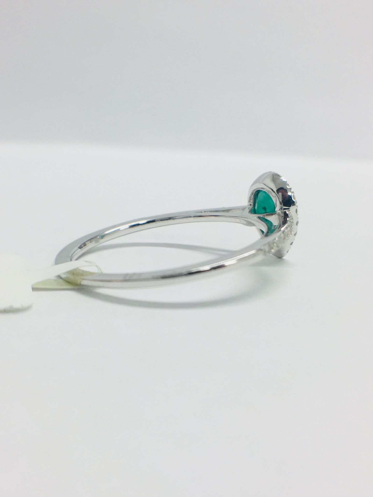9ct White Pearshape Emerald Diamond Ring - Image 7 of 11